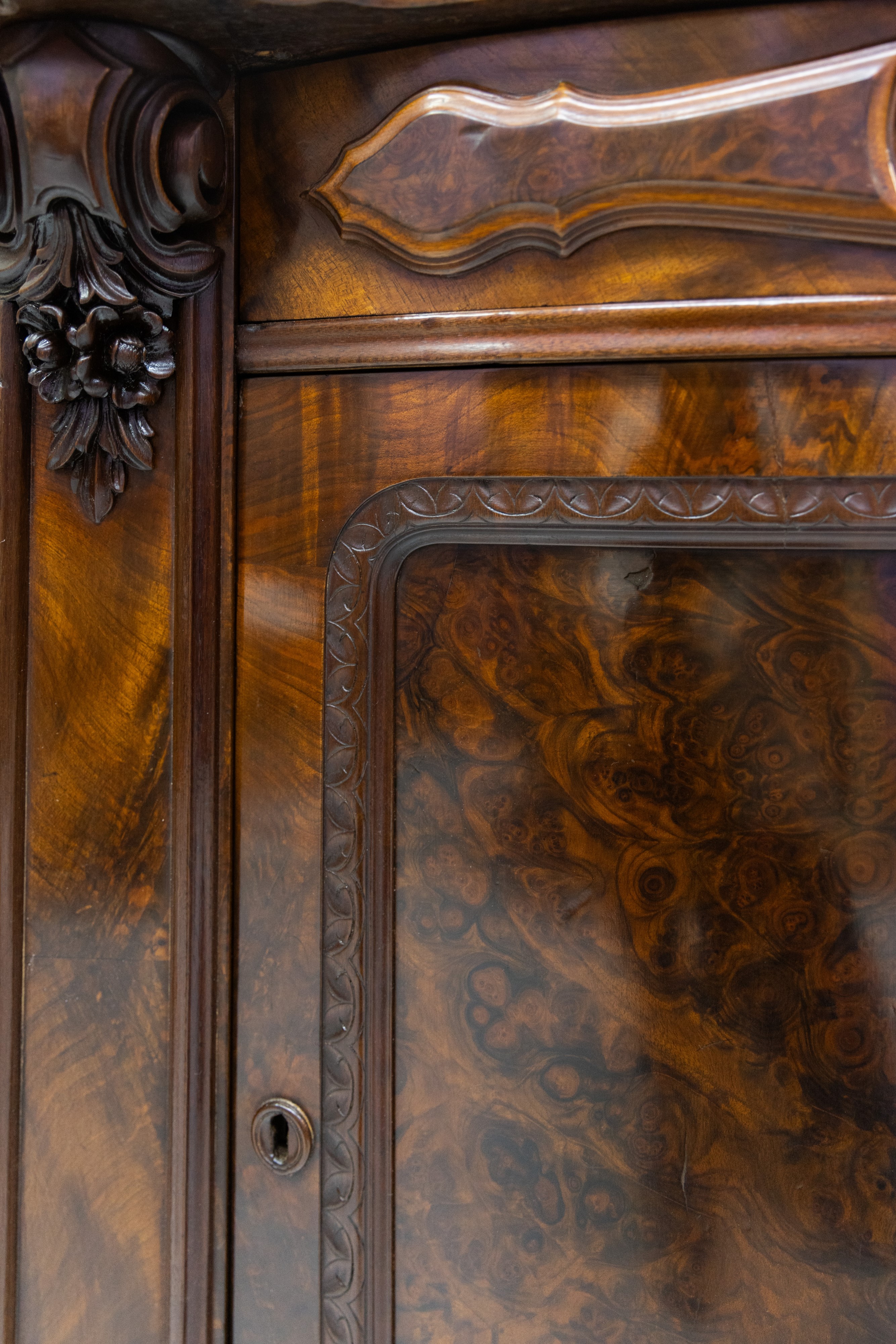 Credenza siciliana in noce fiammata