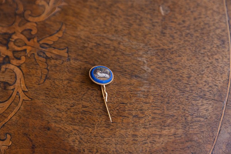 Spillino in oro basso titolo e micromosaico raffigurante cane