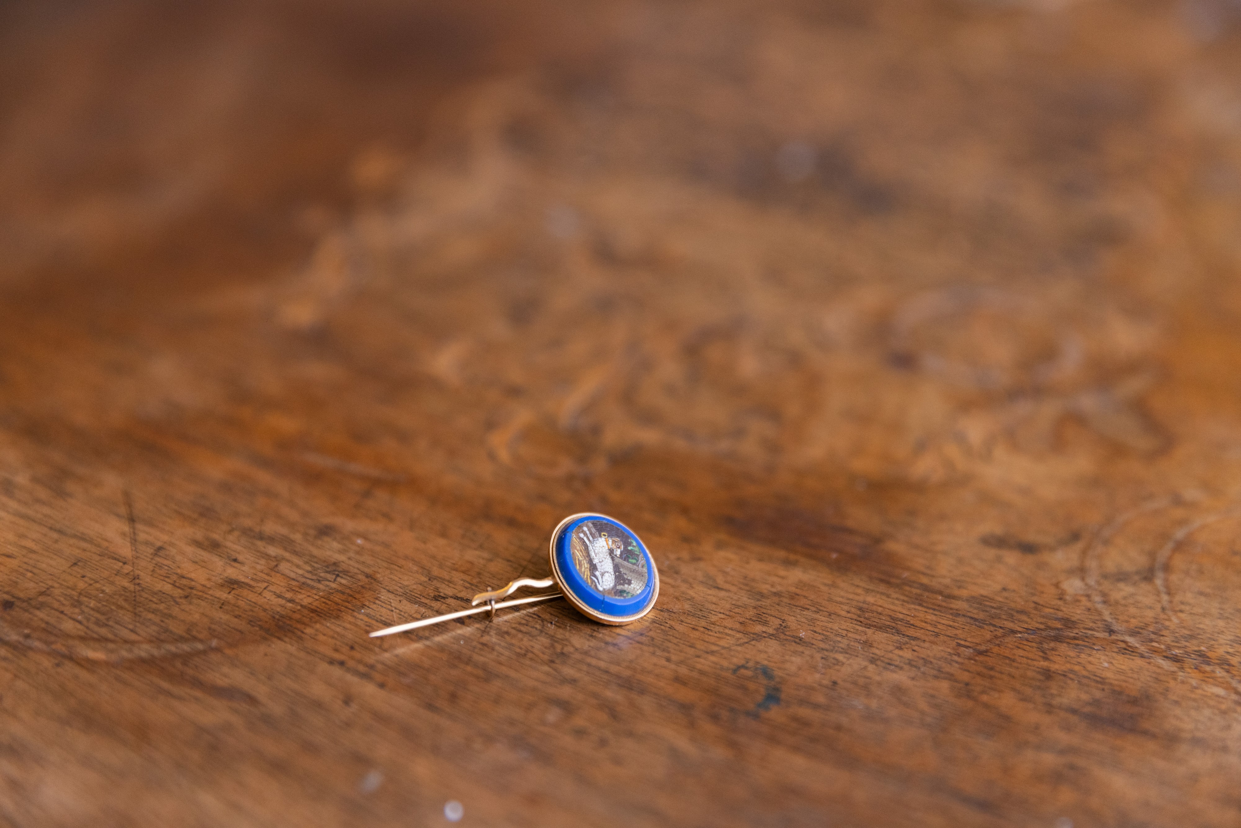 Spillino in oro basso titolo e micromosaico raffigurante cane