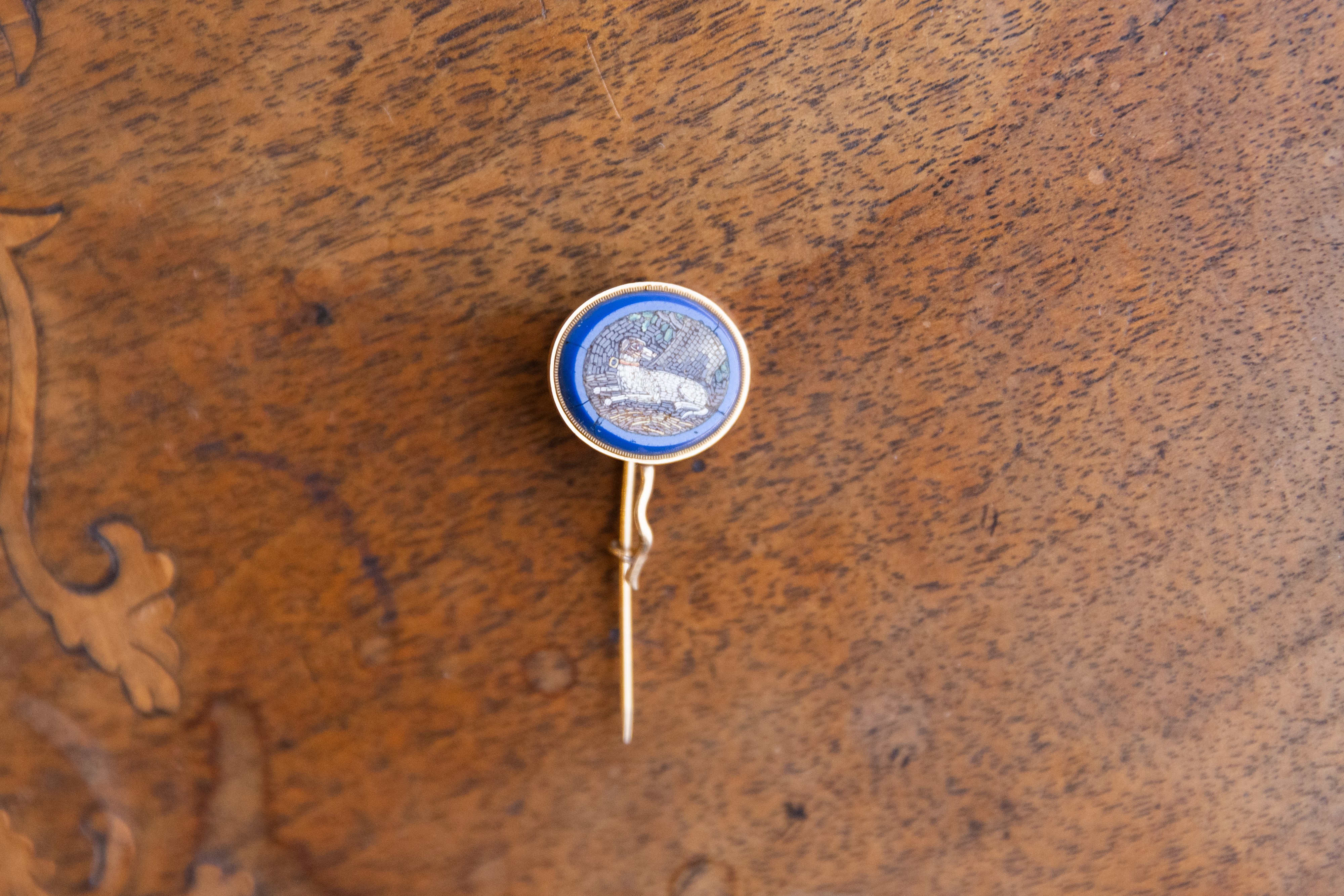 Spillino in oro basso titolo e micromosaico raffigurante cane