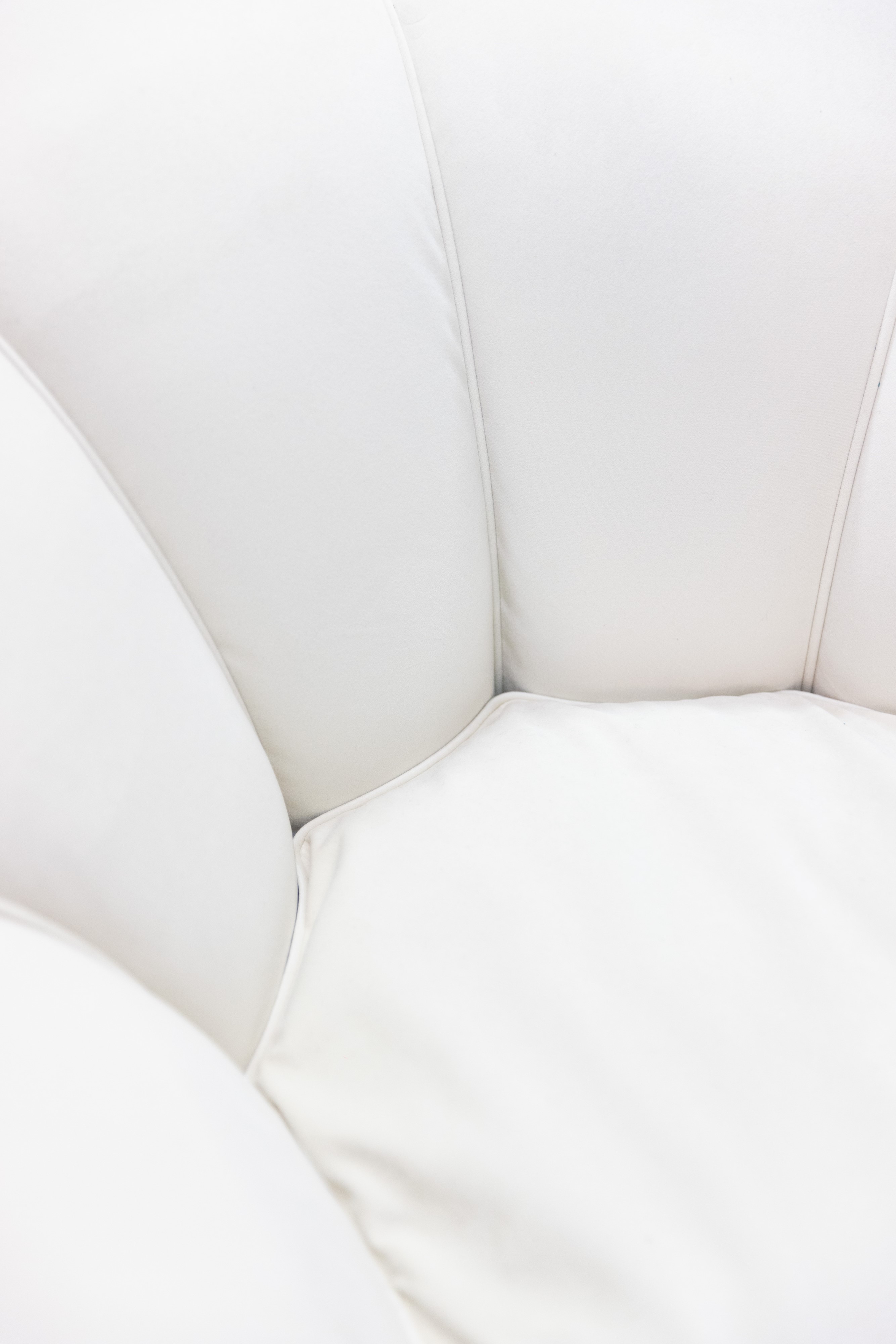 Coppia di poltrone modello Gio Ponti color panna