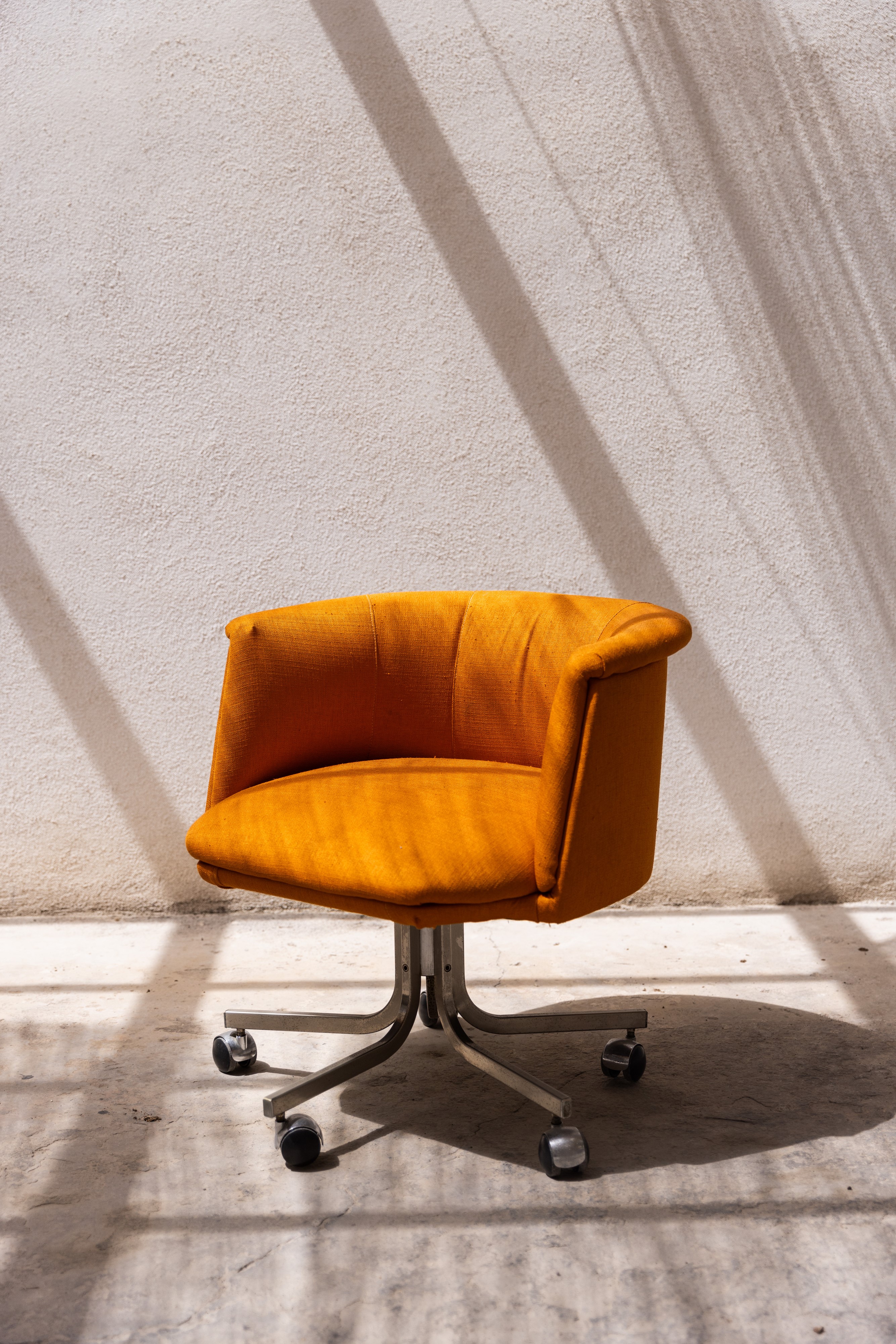 Coppia di poltroncine anni '70 in acciaio in tessuto arancione