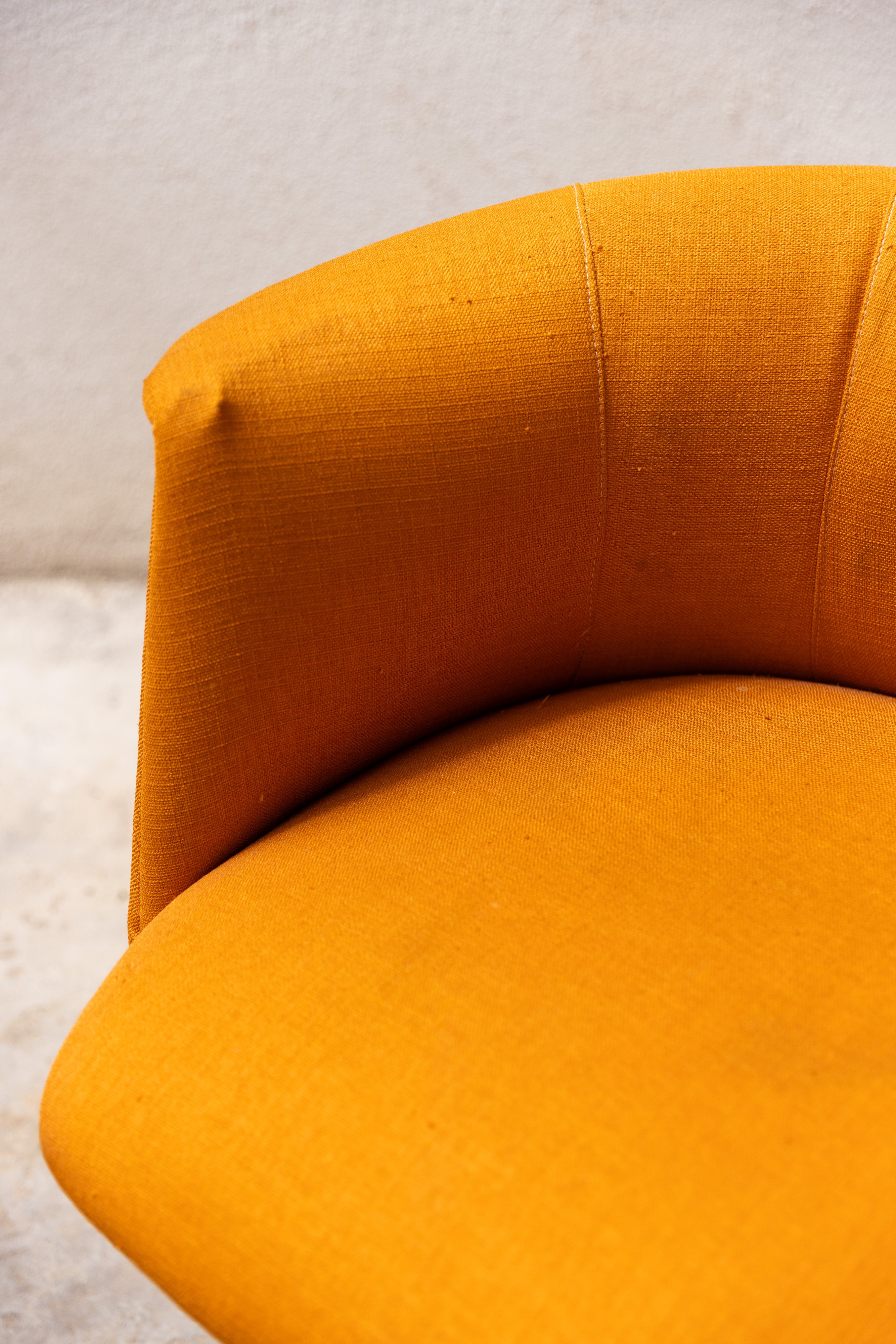 Coppia di poltroncine anni '70 in acciaio in tessuto arancione