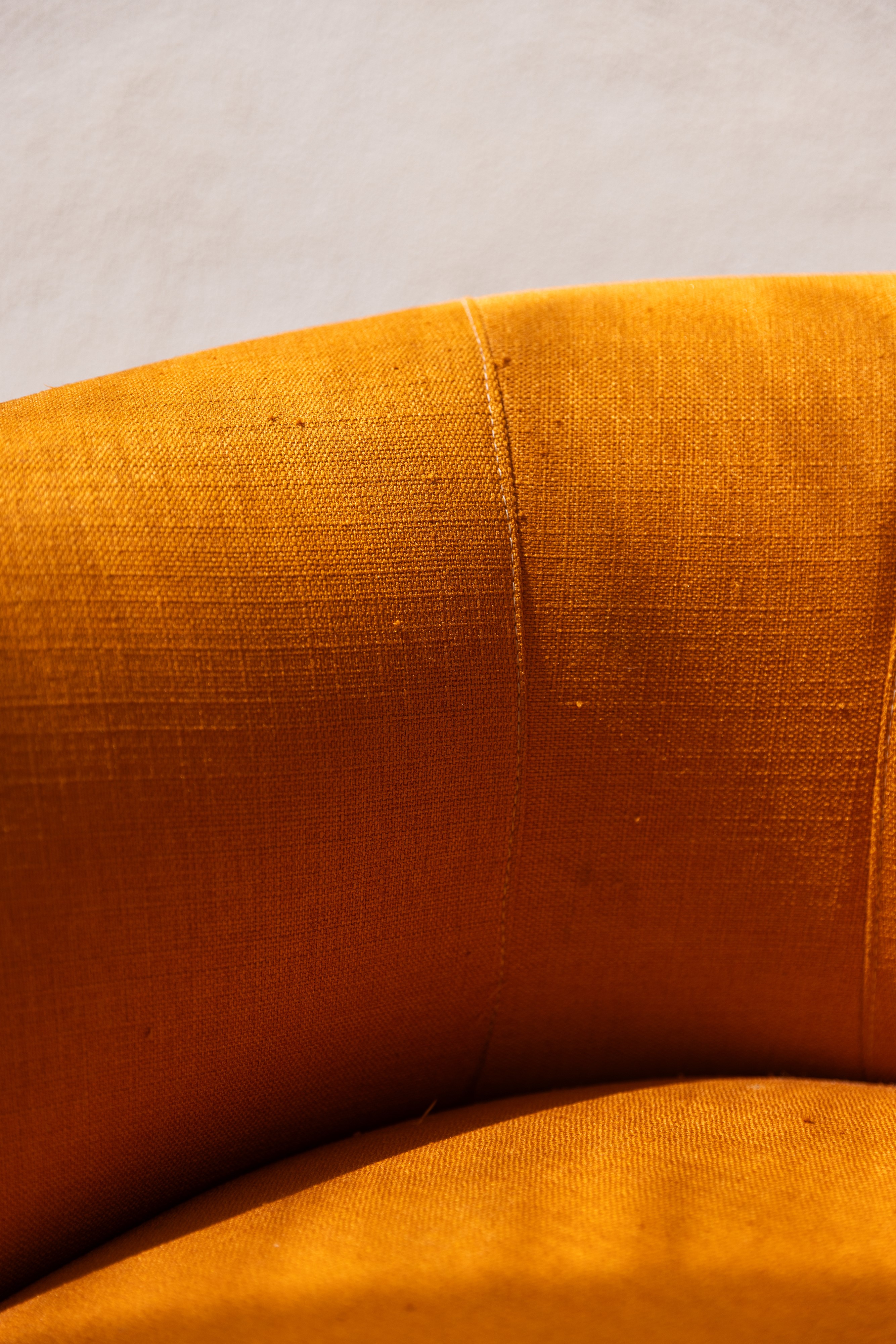 Coppia di poltroncine anni '70 in acciaio in tessuto arancione