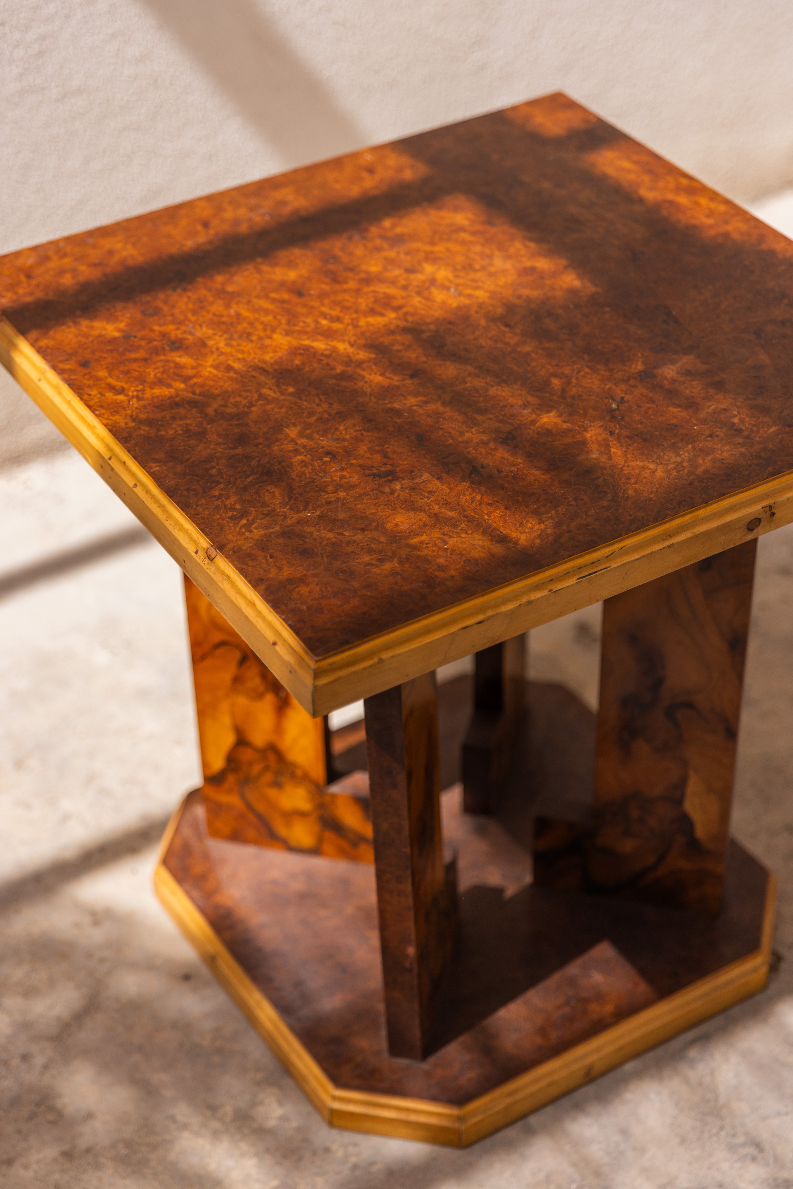 Tavolino déco in legno di acero, radica di olmo e noce