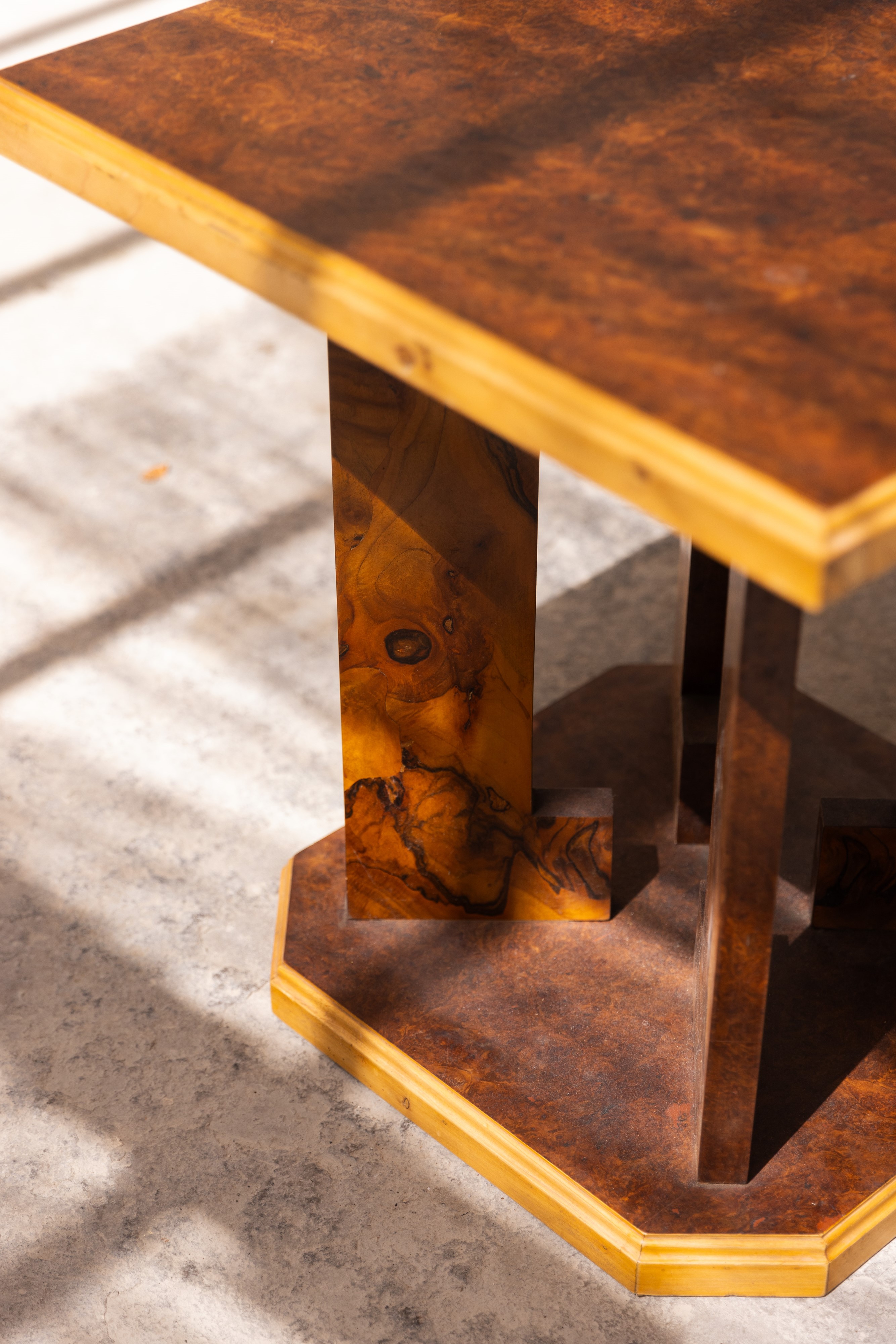 Tavolino déco in legno di acero, radica di olmo e noce