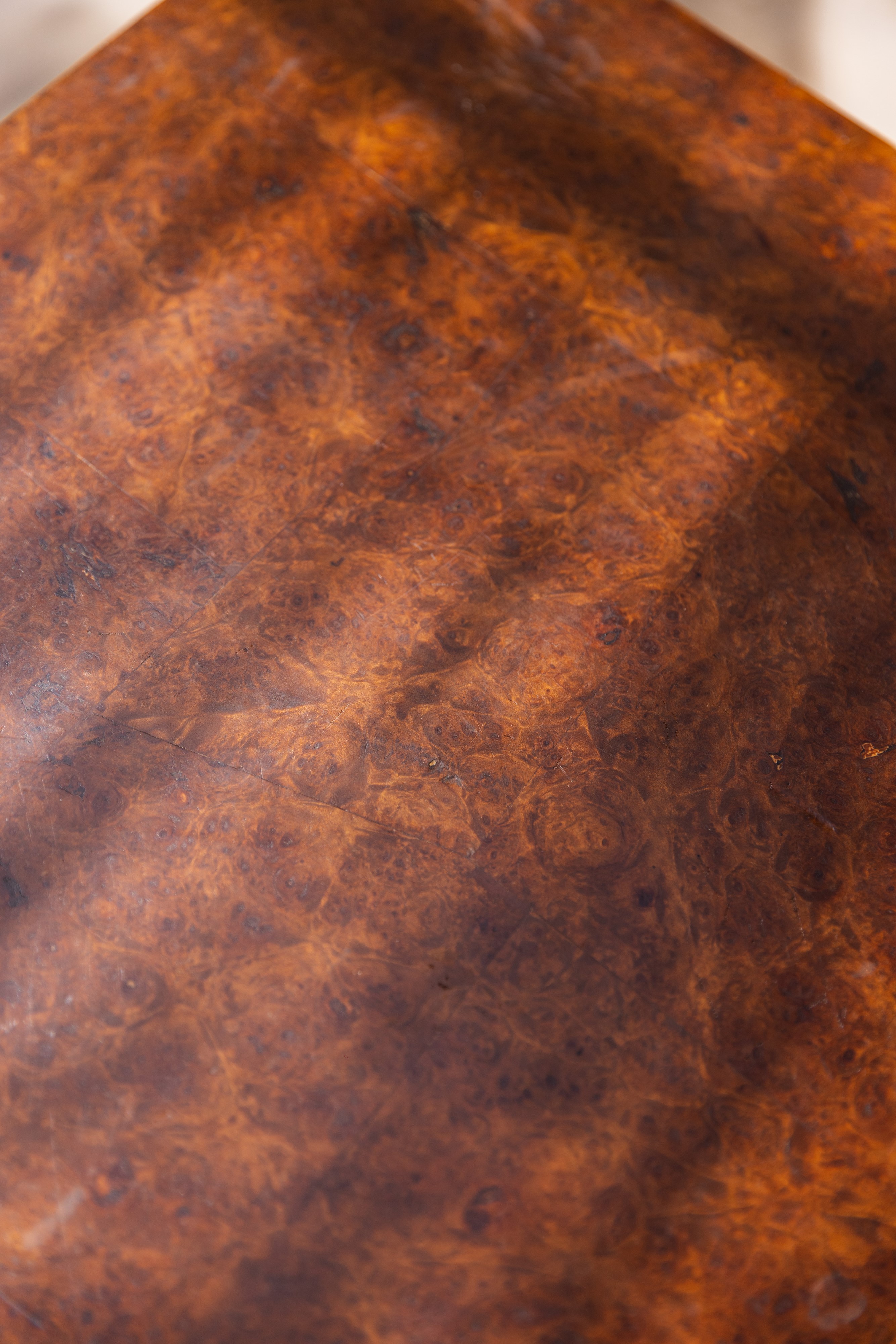 Tavolino déco in legno di acero, radica di olmo e noce