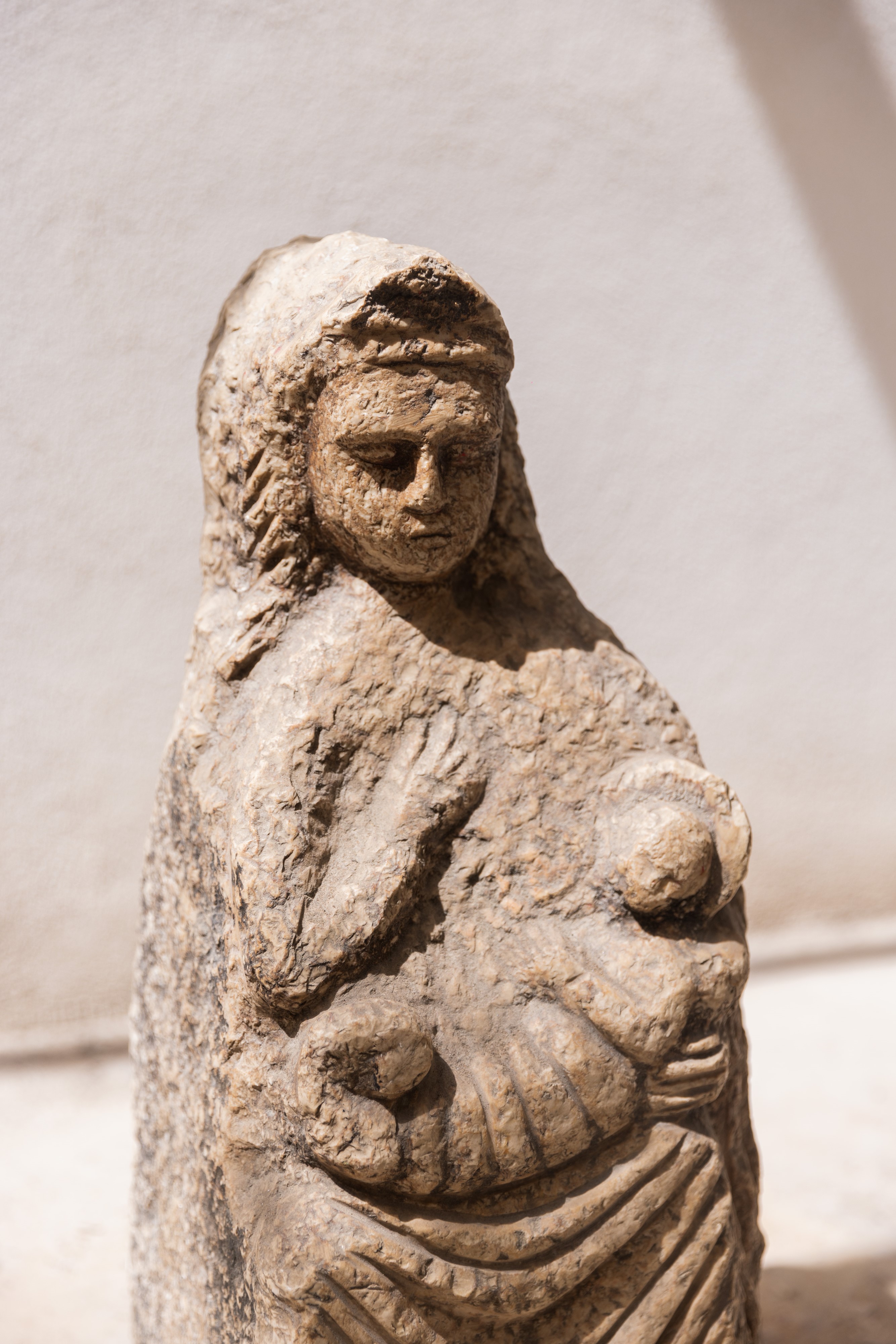 Madonna con bambino in pietra di Siracusa