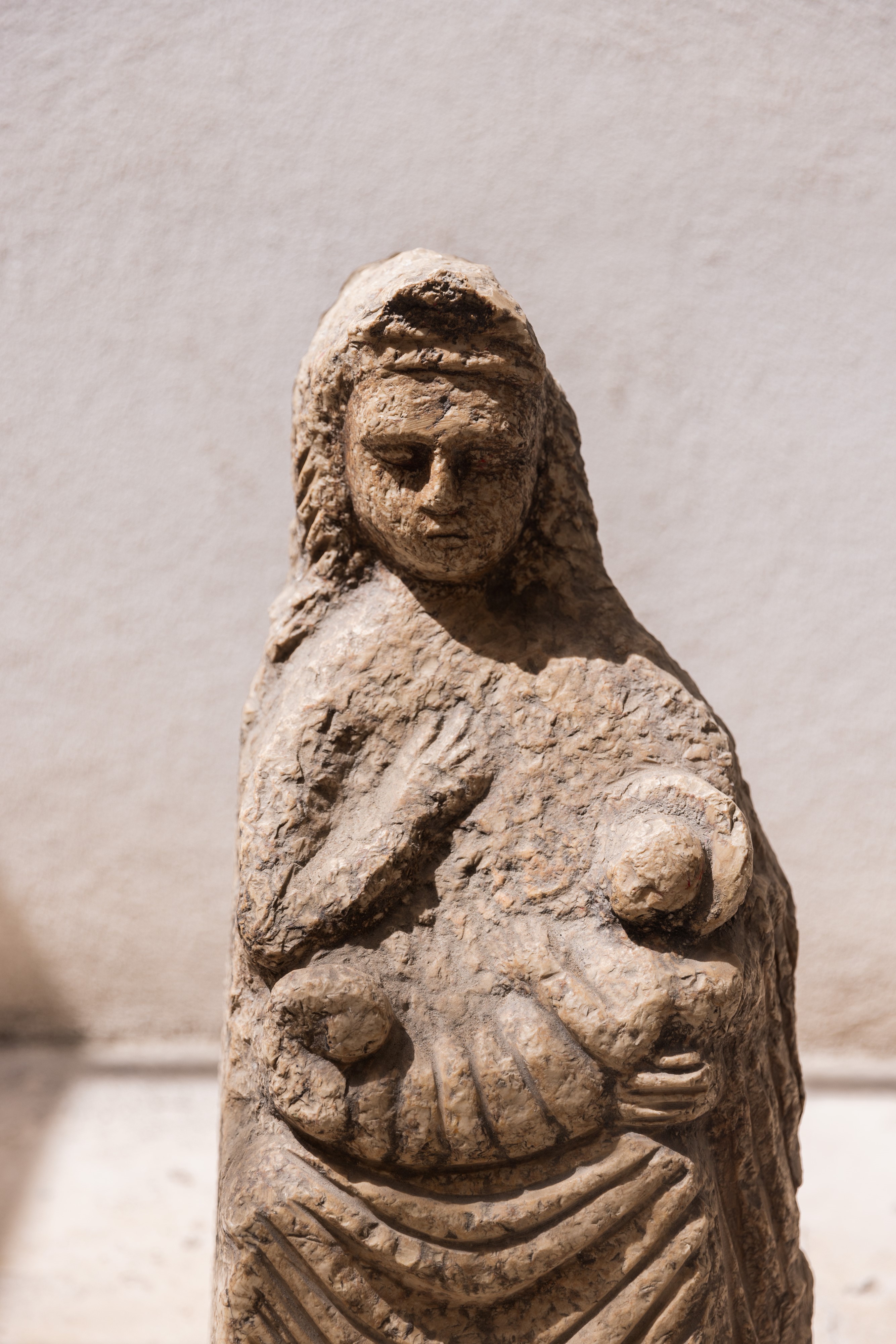 Madonna con bambino in pietra di Siracusa