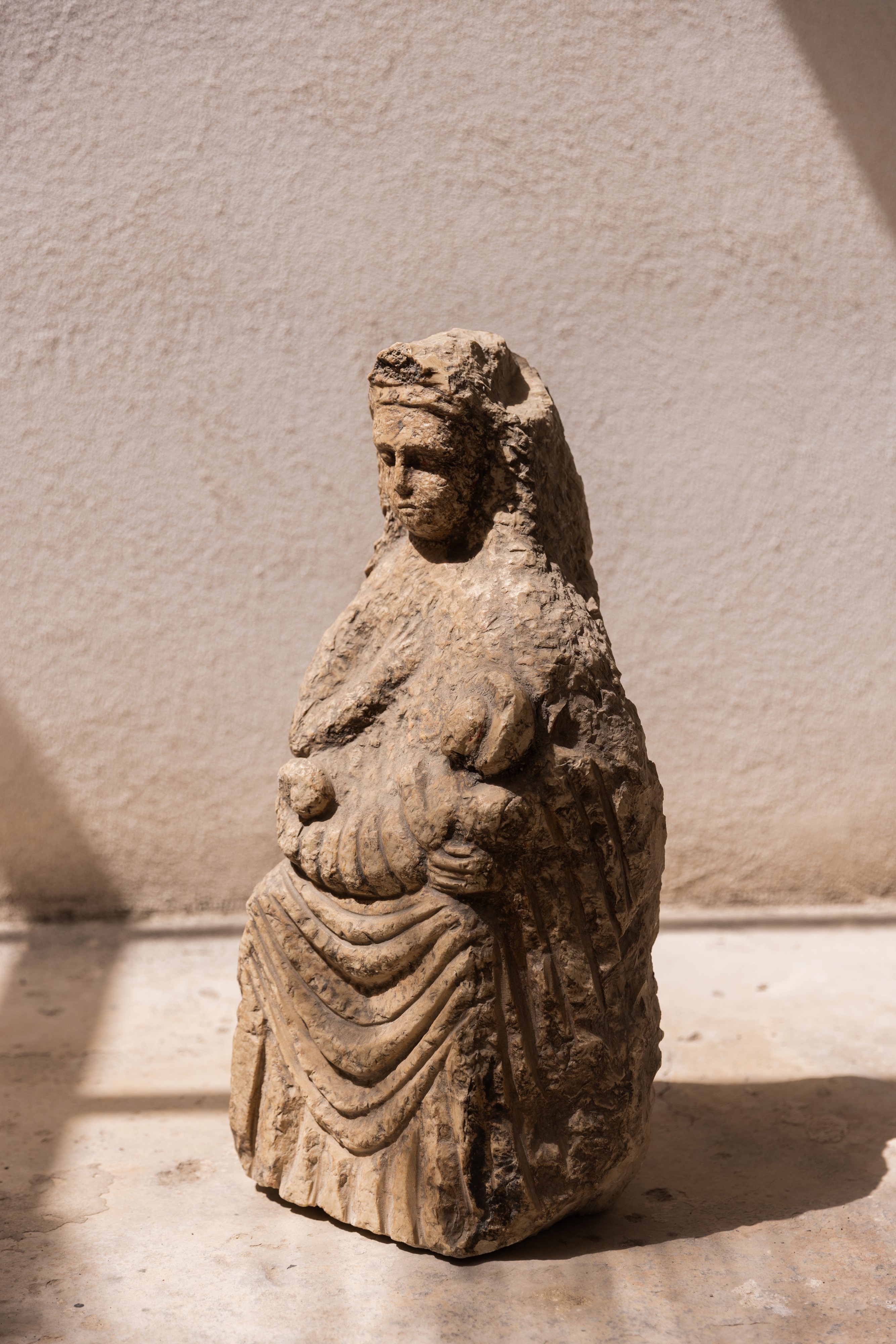 Madonna con bambino in pietra di Siracusa