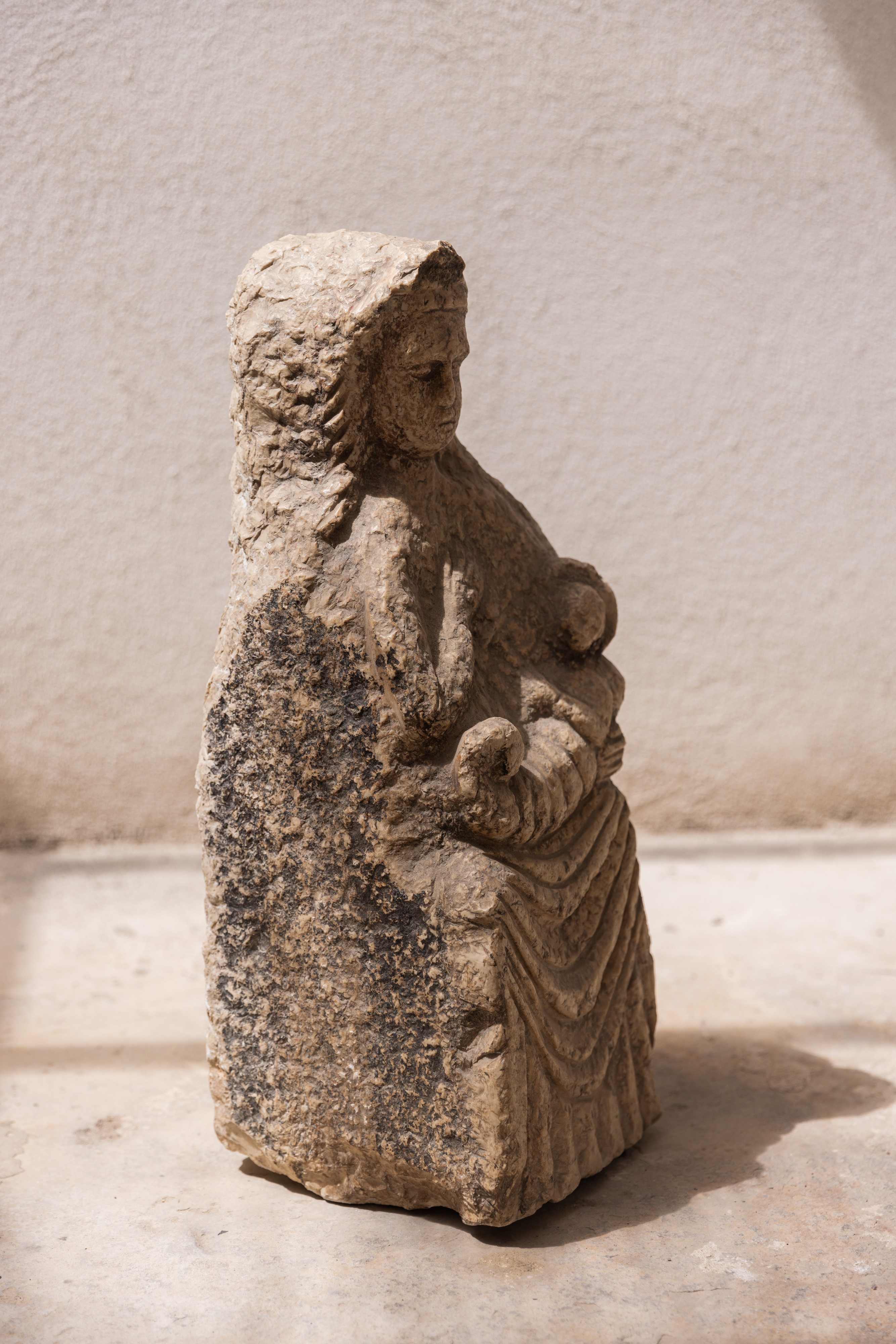 Madonna con bambino in pietra di Siracusa