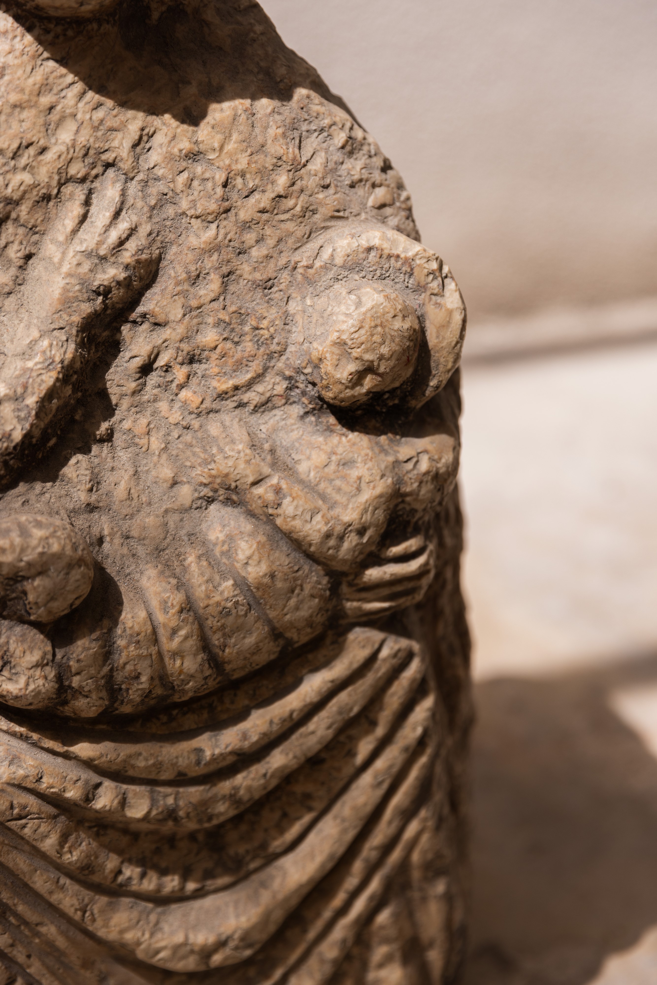 Madonna con bambino in pietra di Siracusa