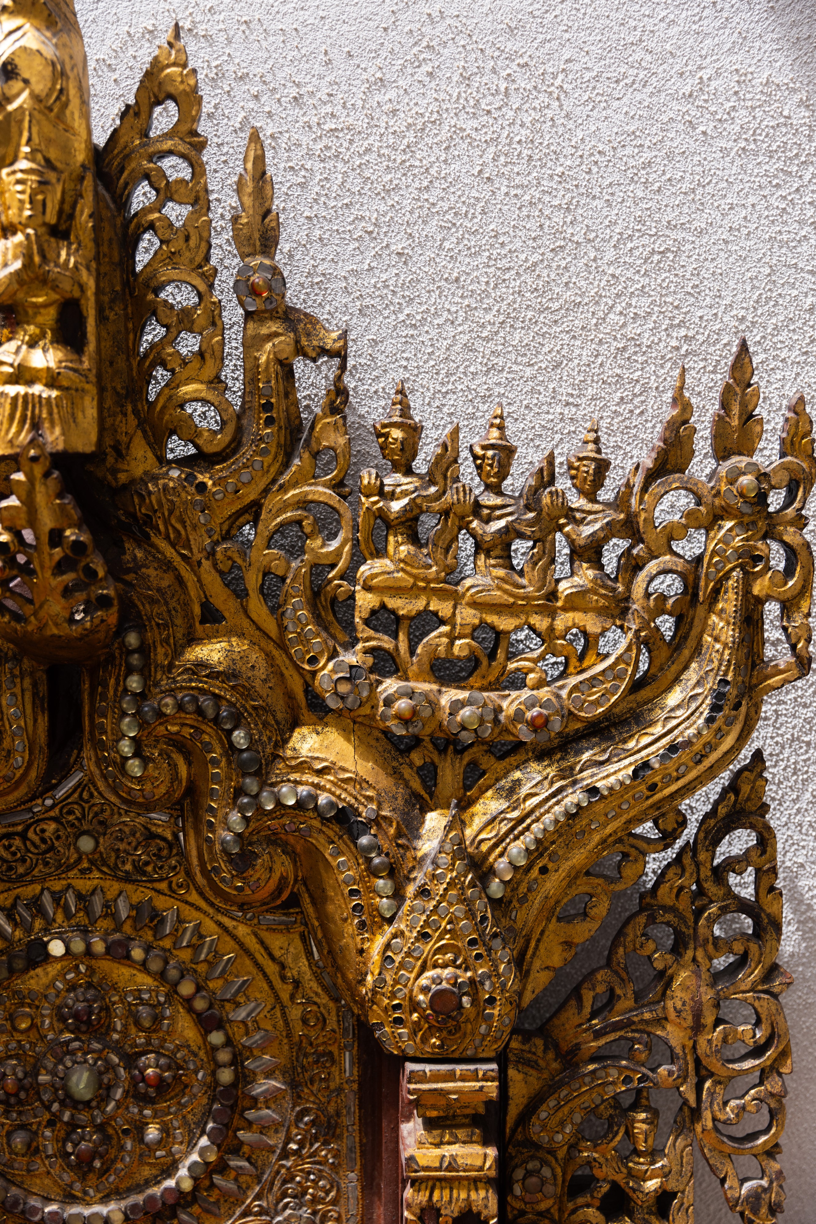 Trono Birmano in oro antico e pietre dure con pediera