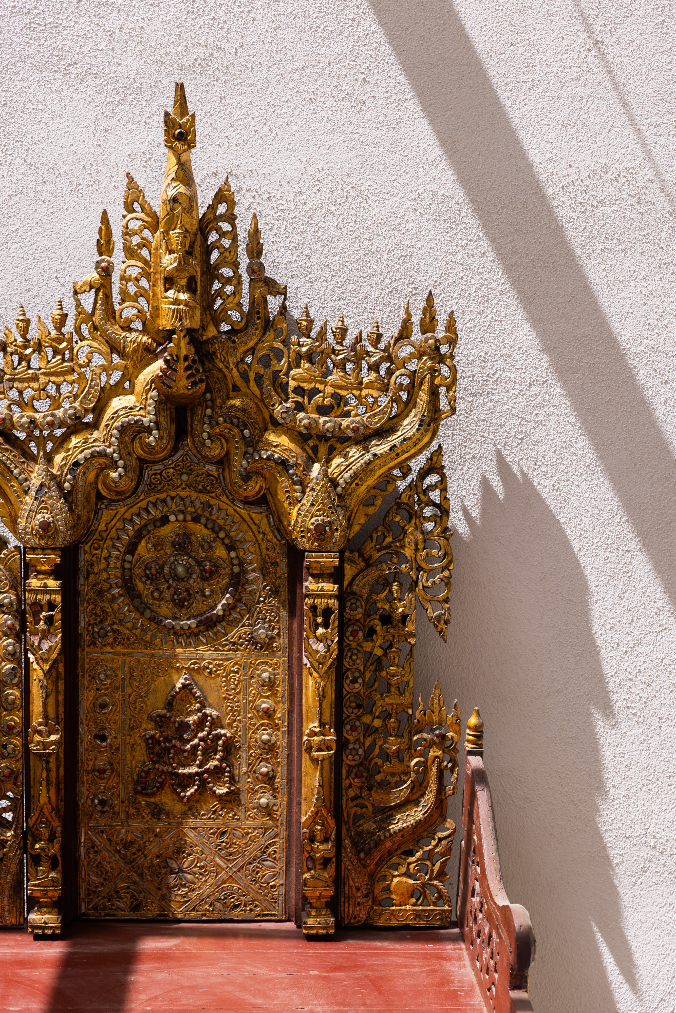 Trono Birmano in oro antico e pietre dure con pediera