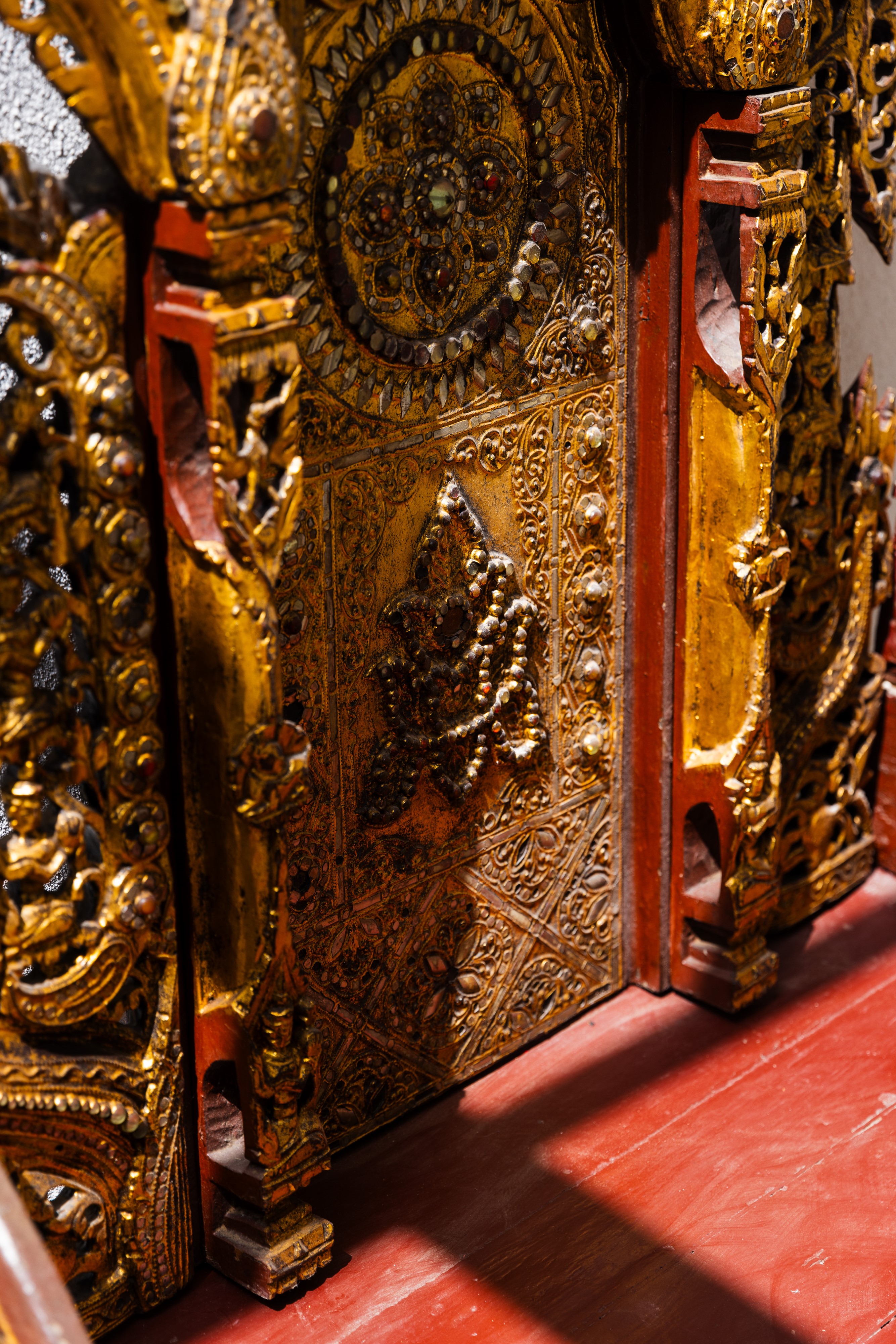 Trono Birmano in oro antico e pietre dure con pediera