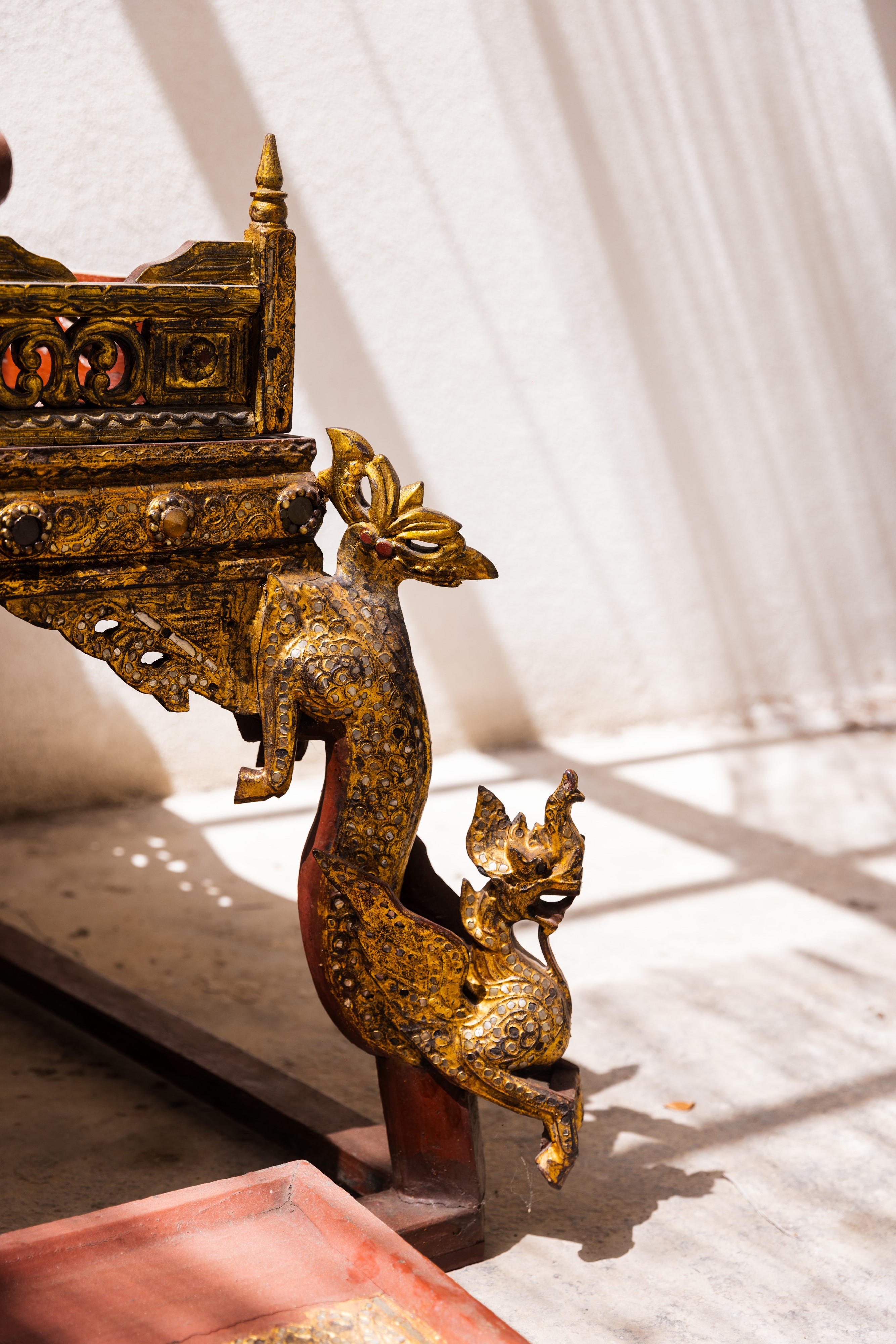 Trono Birmano in oro antico e pietre dure con pediera