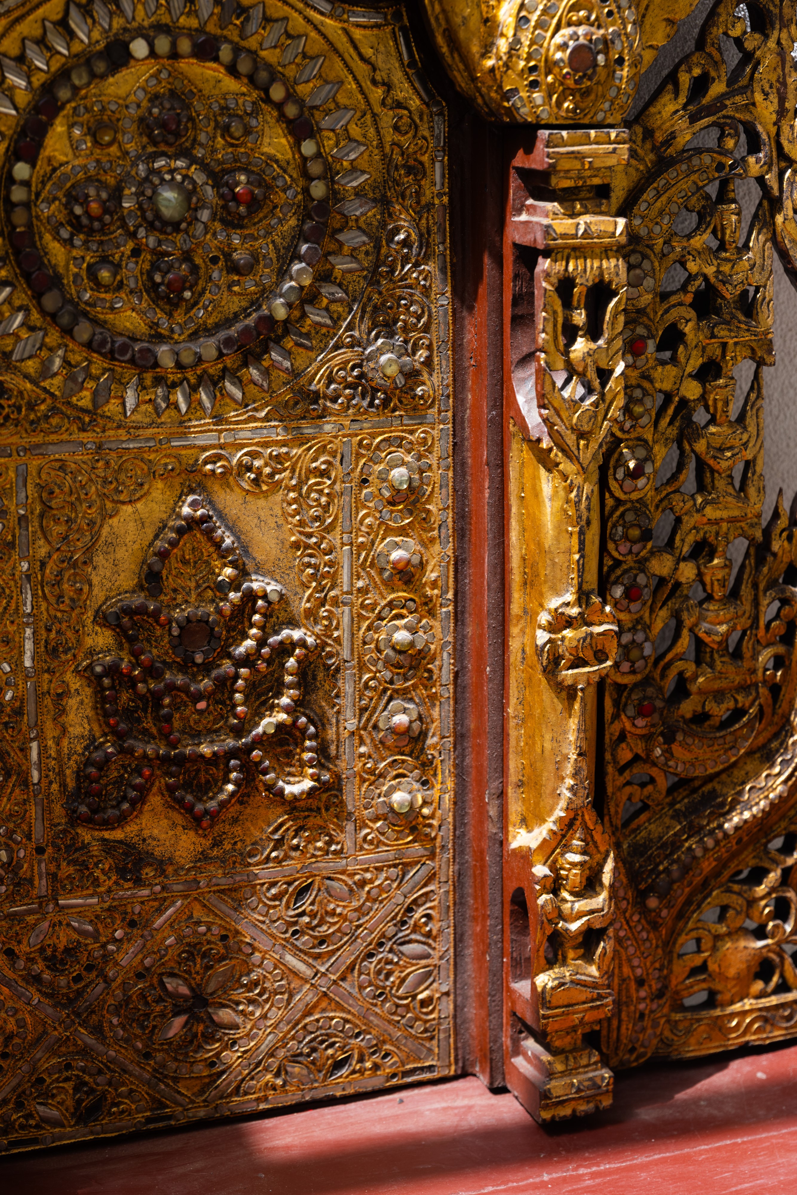 Trono Birmano in oro antico e pietre dure con pediera