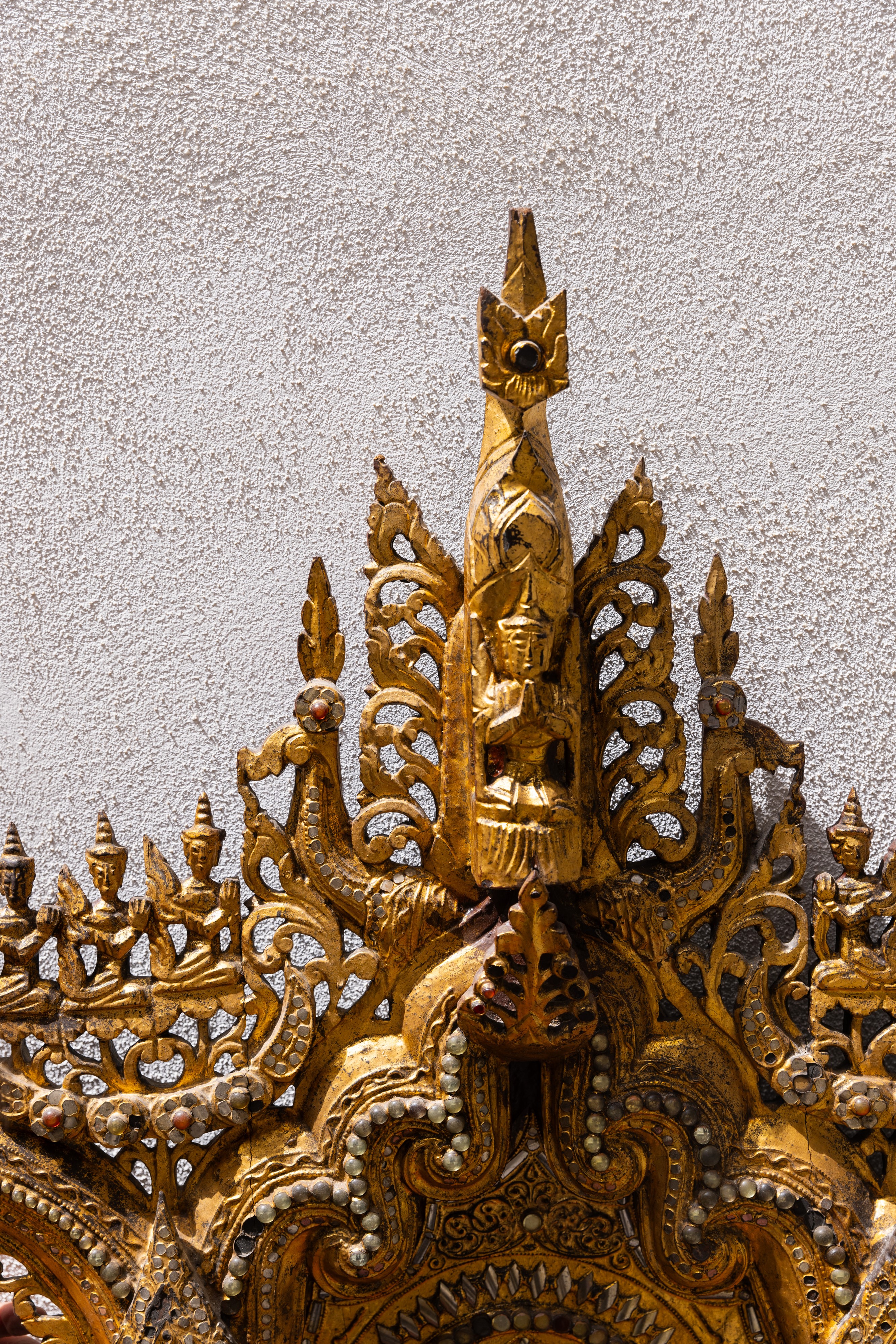 Trono Birmano in oro antico e pietre dure con pediera