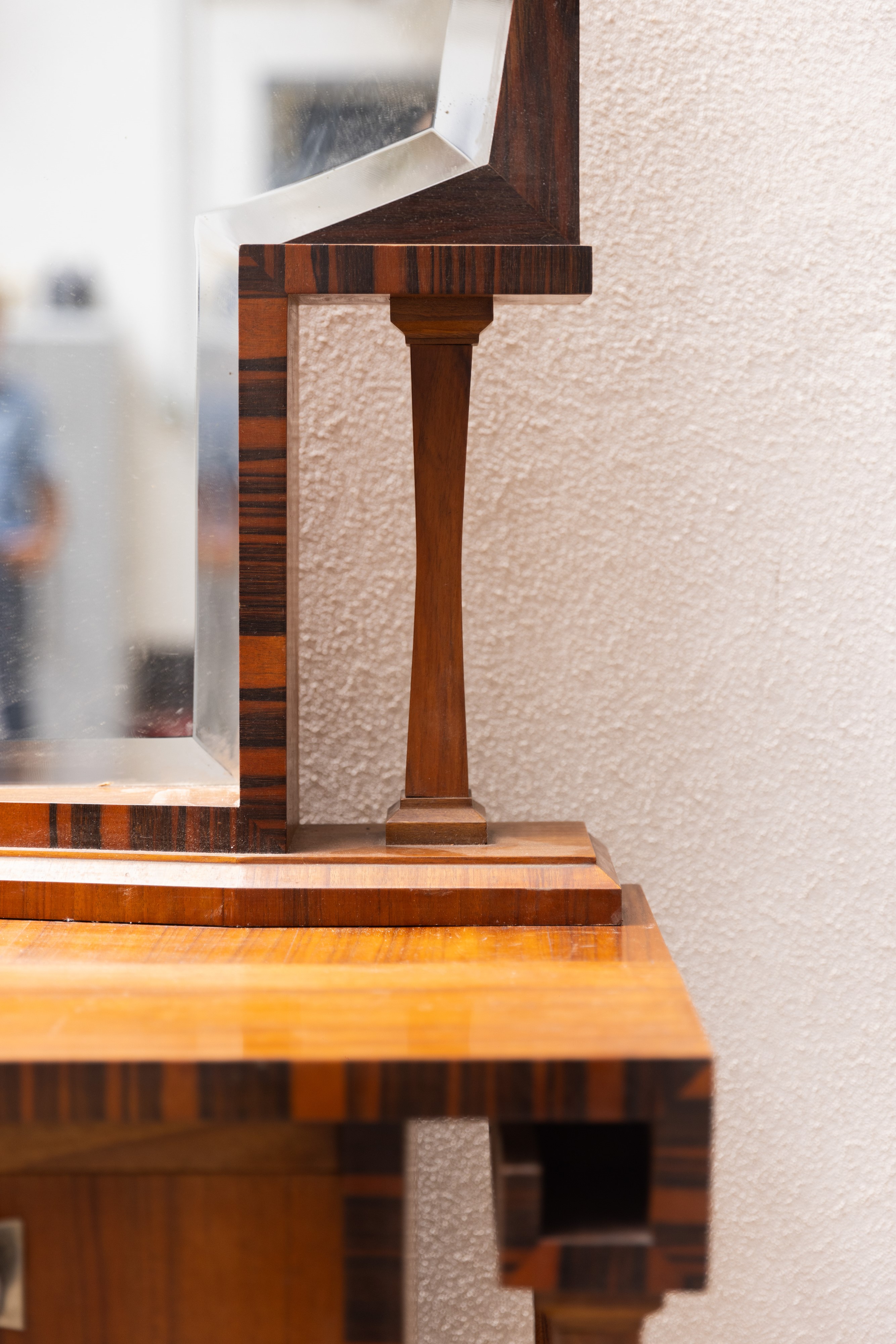 Credenza déco in legno di noce e palissandro rio con specchio e colonne laterali