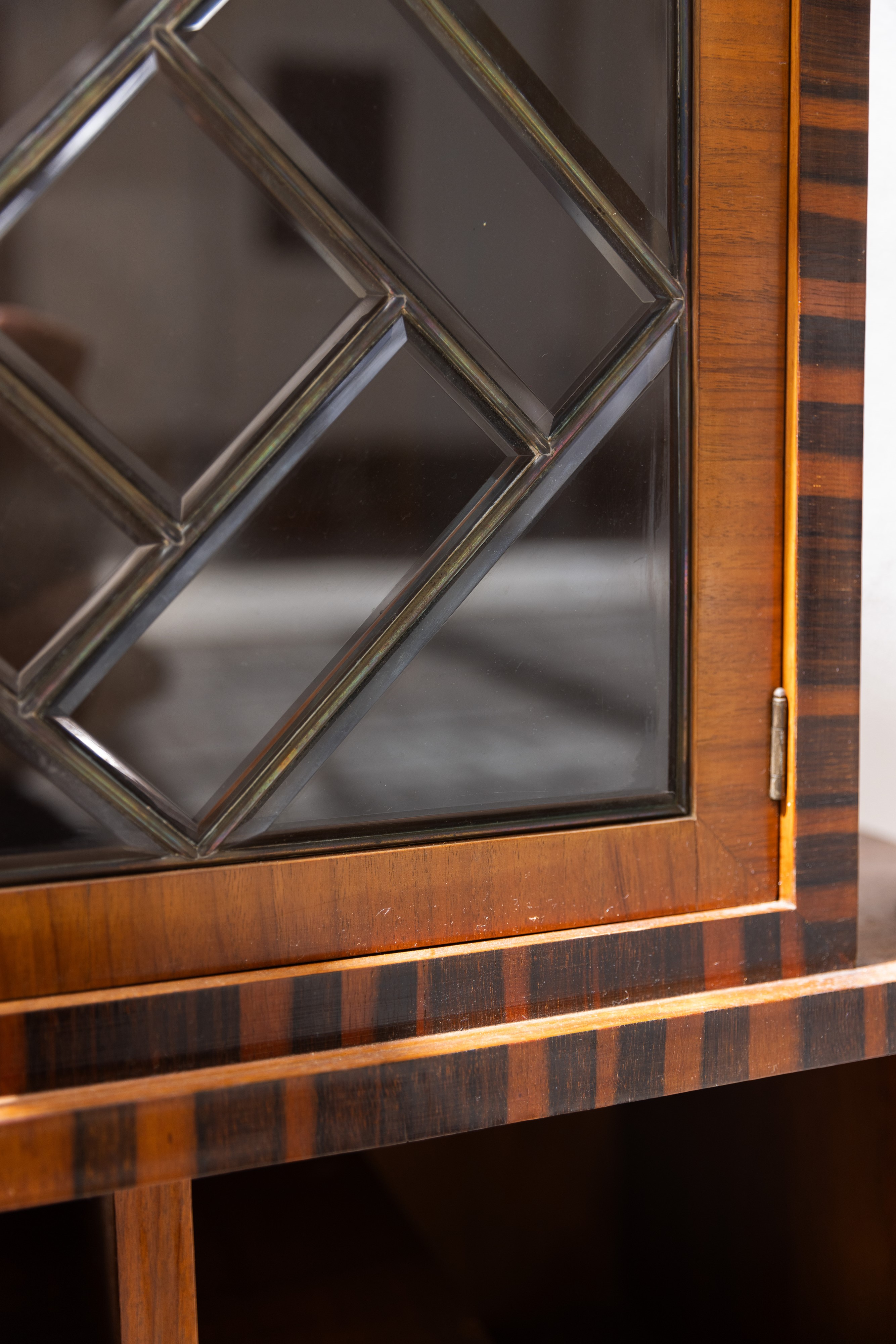 Credenza déco in legno di noce e palissandro rio con specchio e colonne laterali