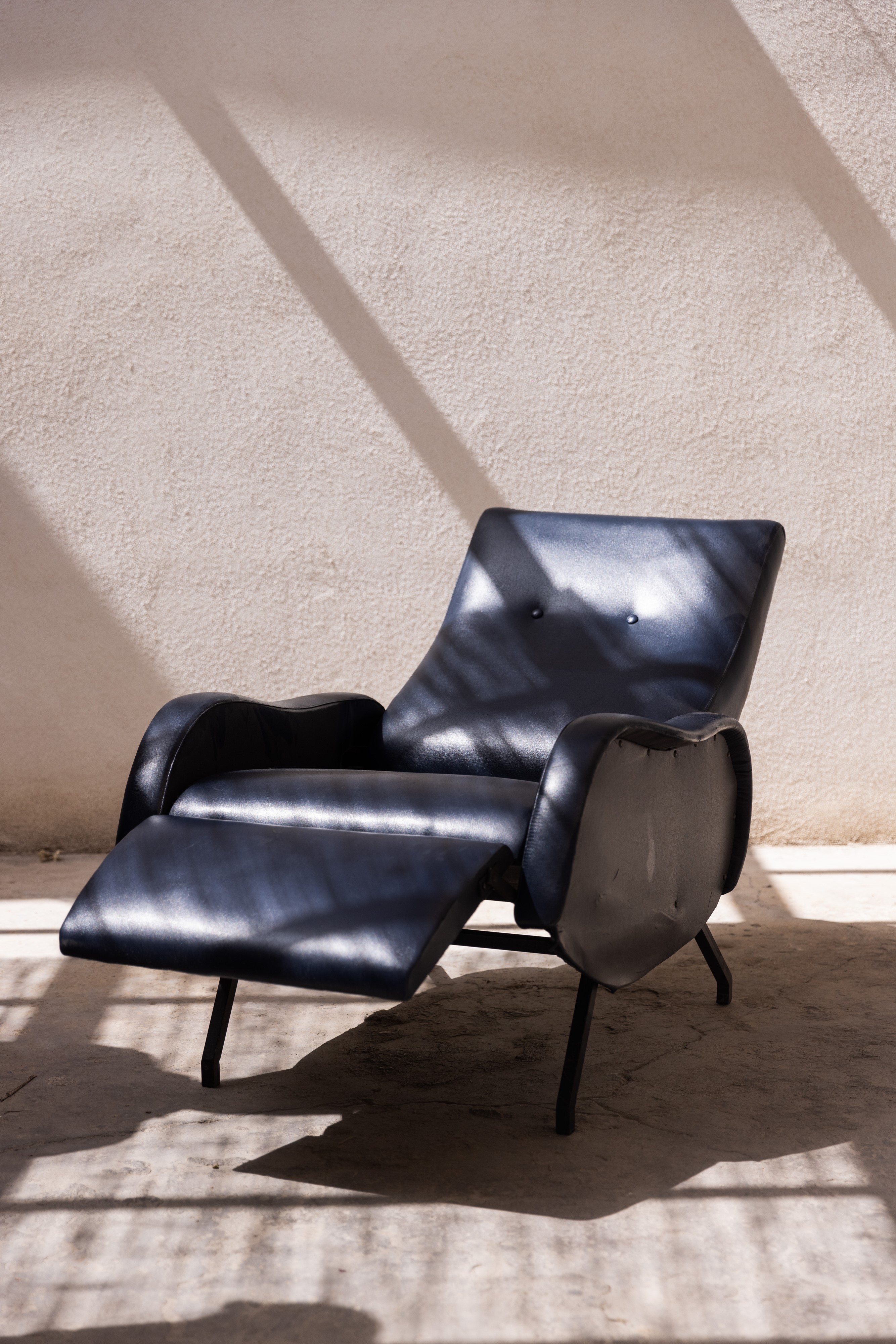 Poltrona chaise longue anni '70 in pelle blu e piedini in ferro