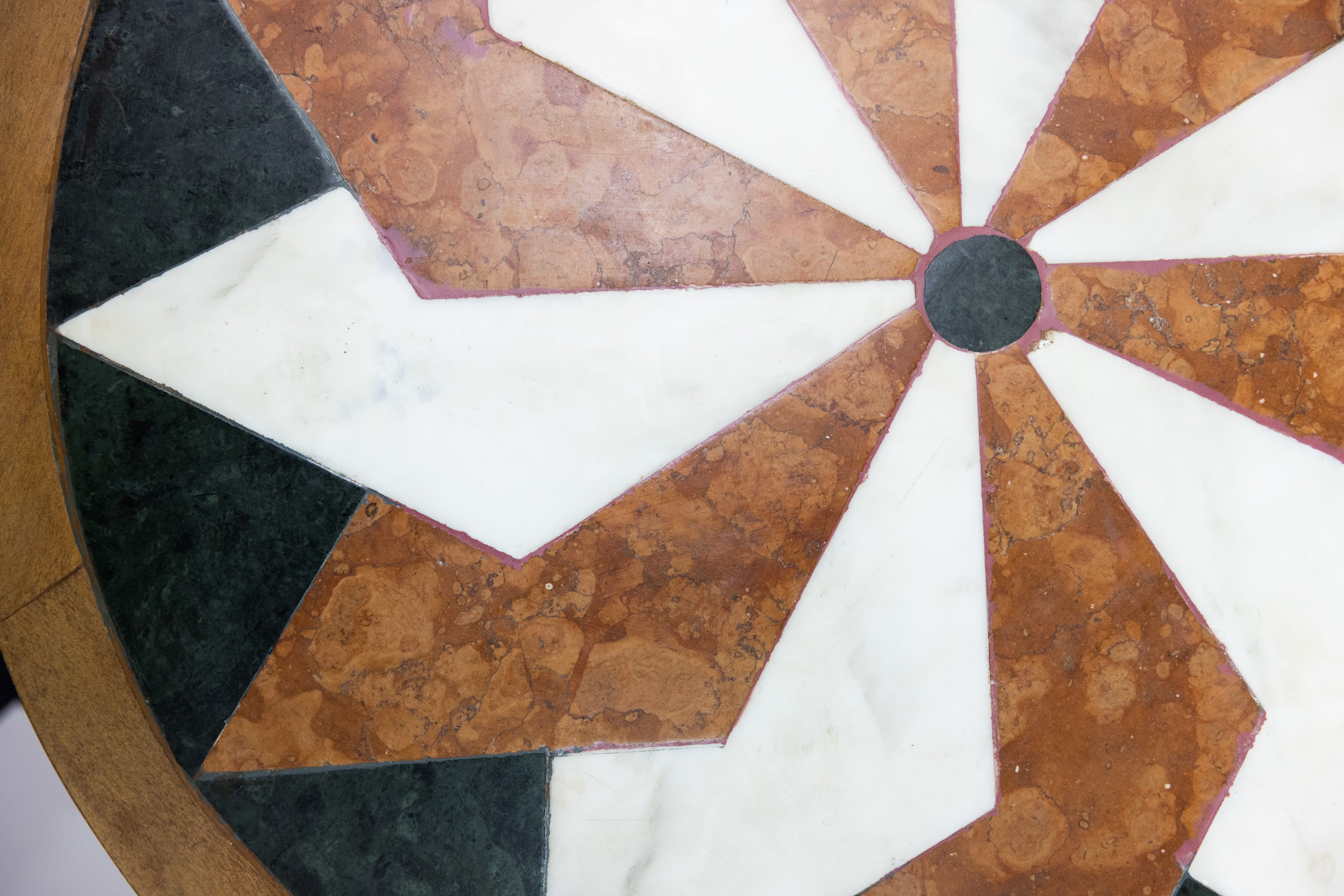 Tavolino da caffè in ferro battuto e mosaico di marmi policromi