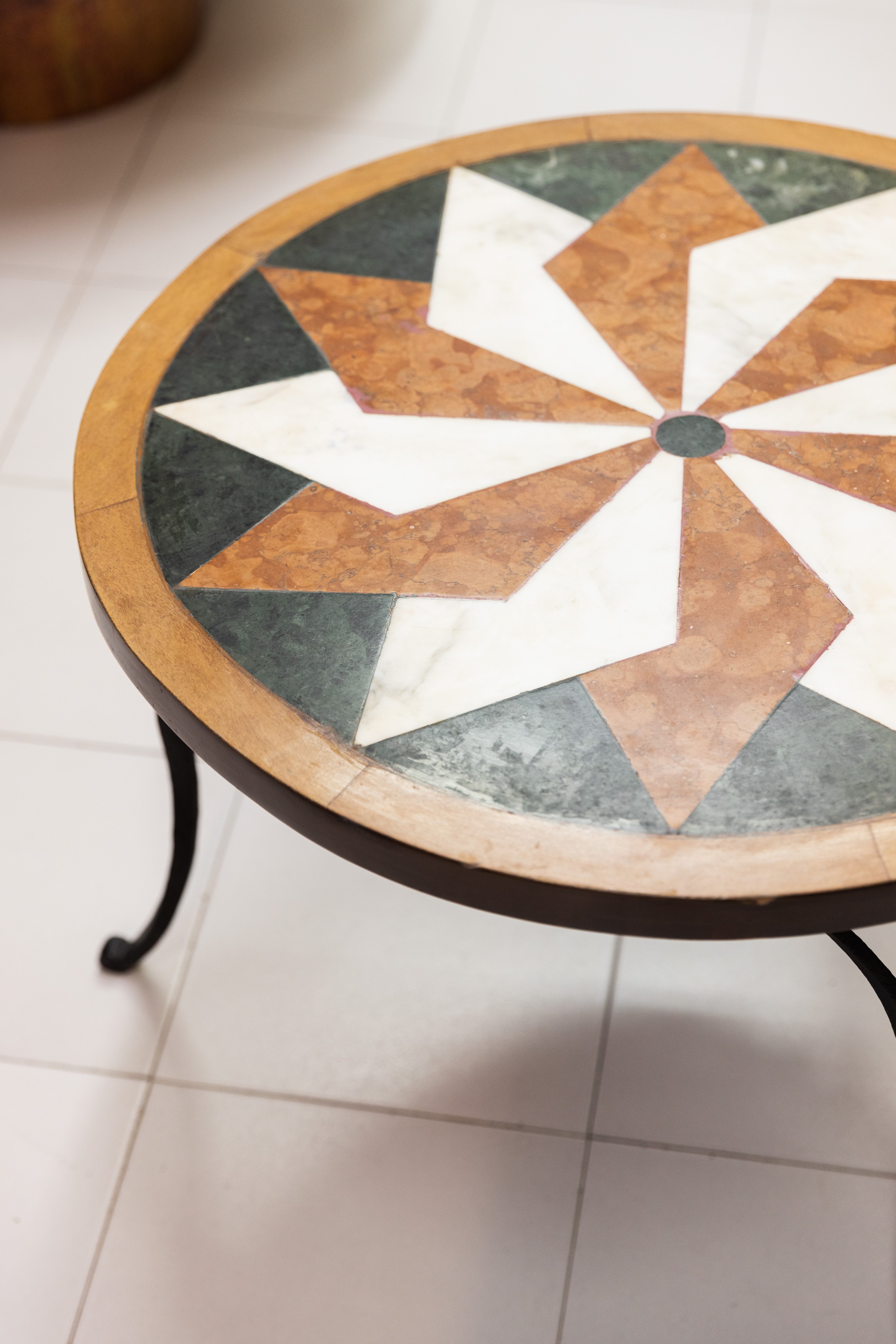 Tavolino da caffè in ferro battuto e mosaico di marmi policromi
