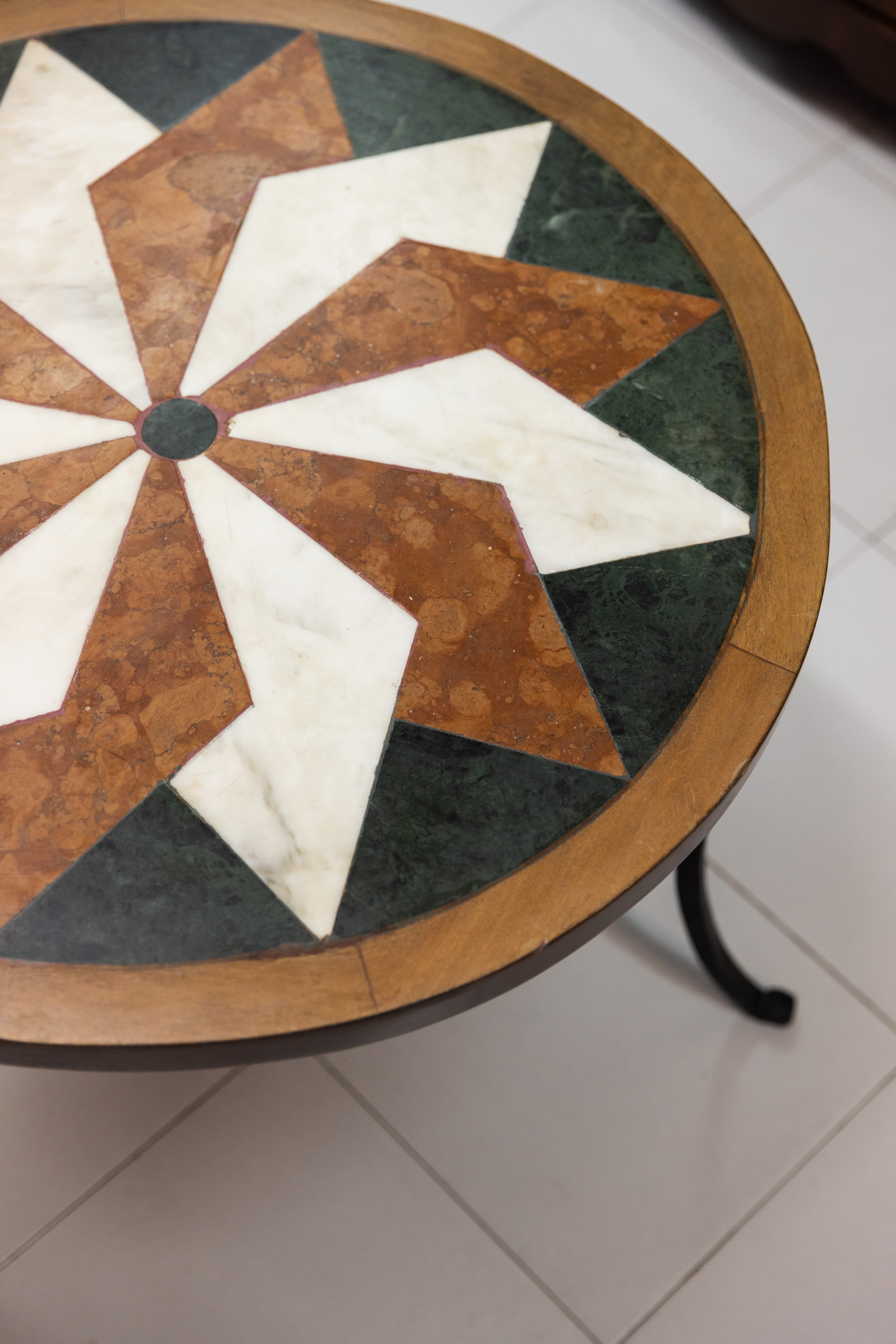 Tavolino da caffè in ferro battuto e mosaico di marmi policromi