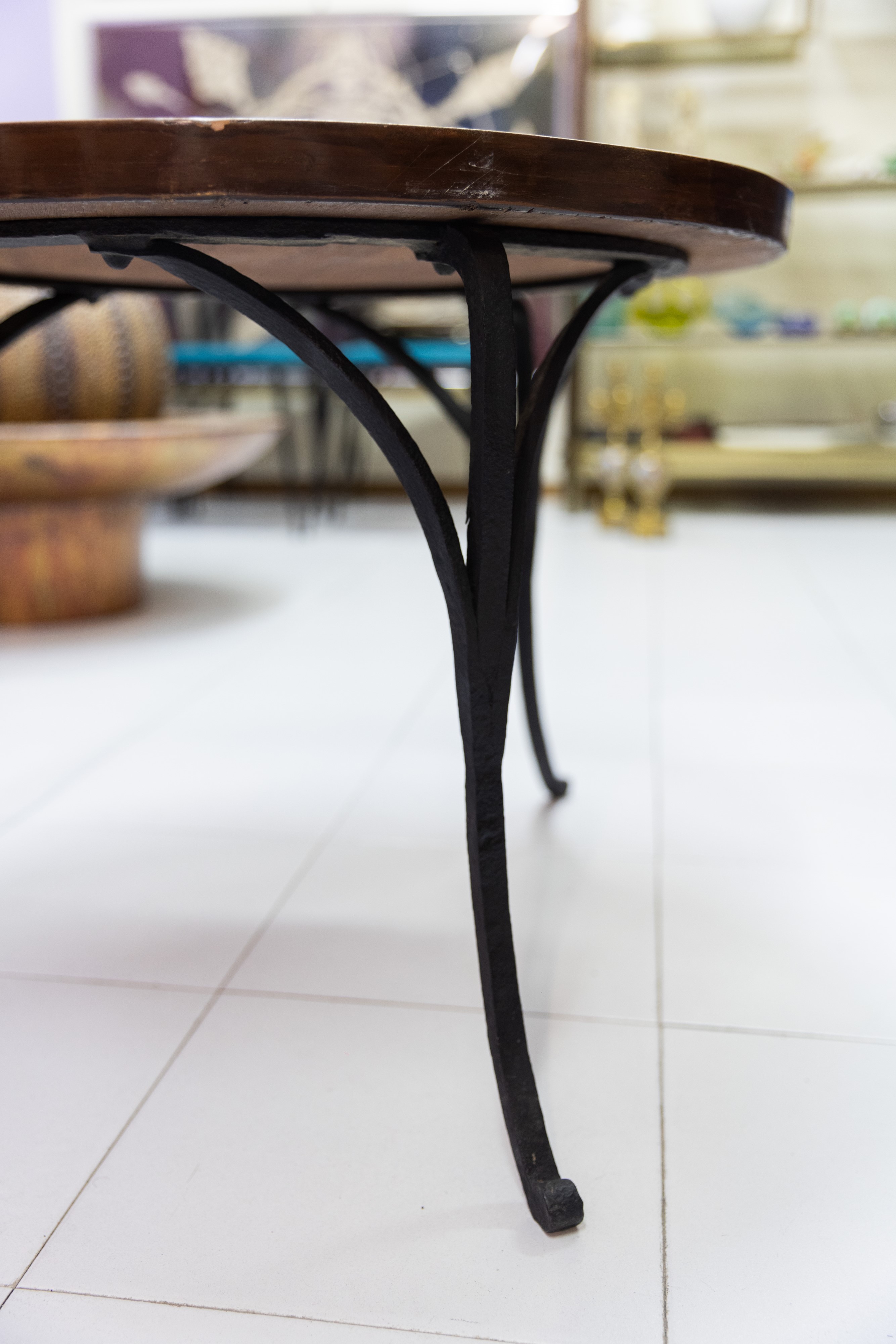 Tavolino da caffè in ferro battuto e mosaico di marmi policromi