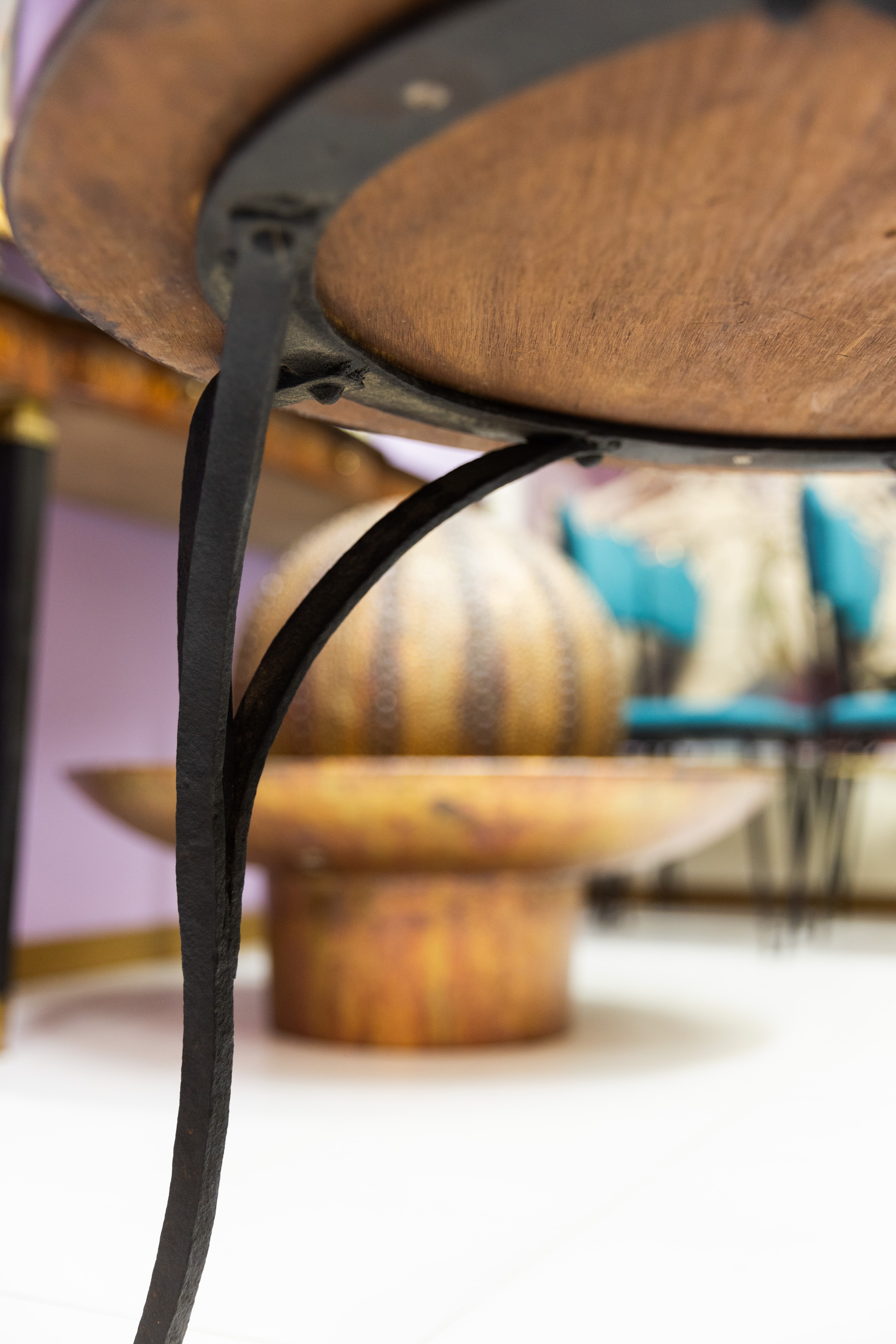 Tavolino da caffè in ferro battuto e mosaico di marmi policromi