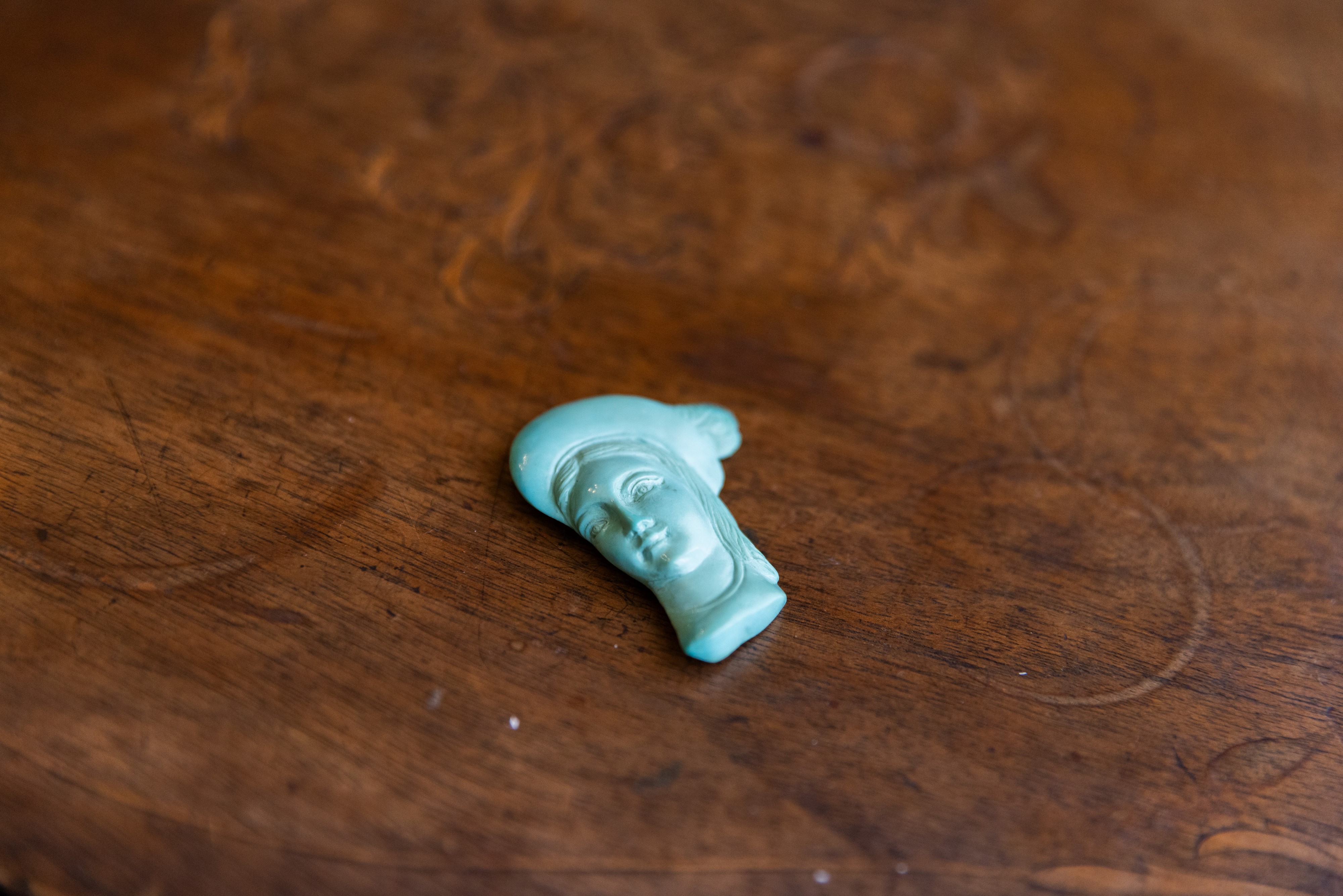 Figura di donna in turchese