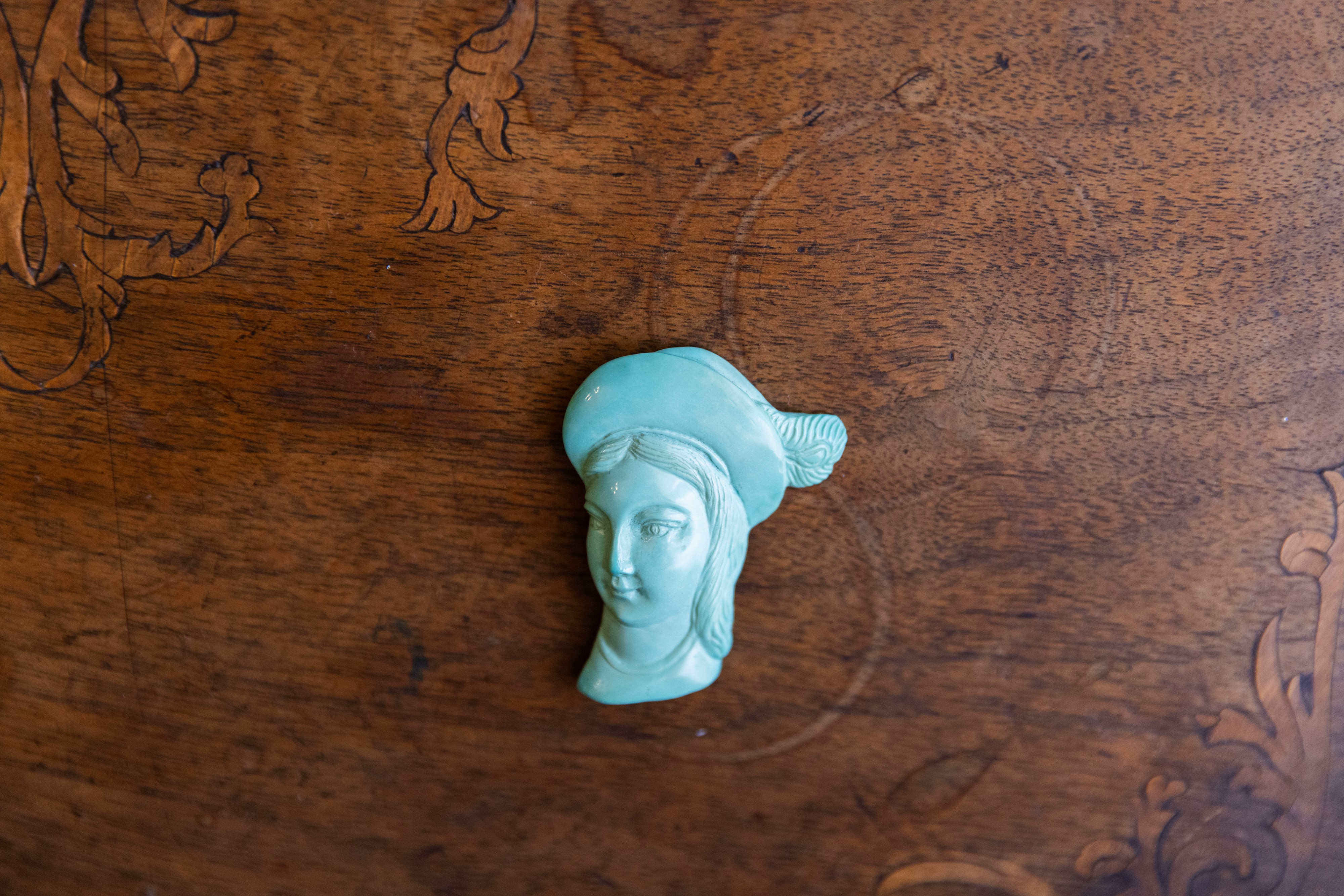 Figura di donna in turchese