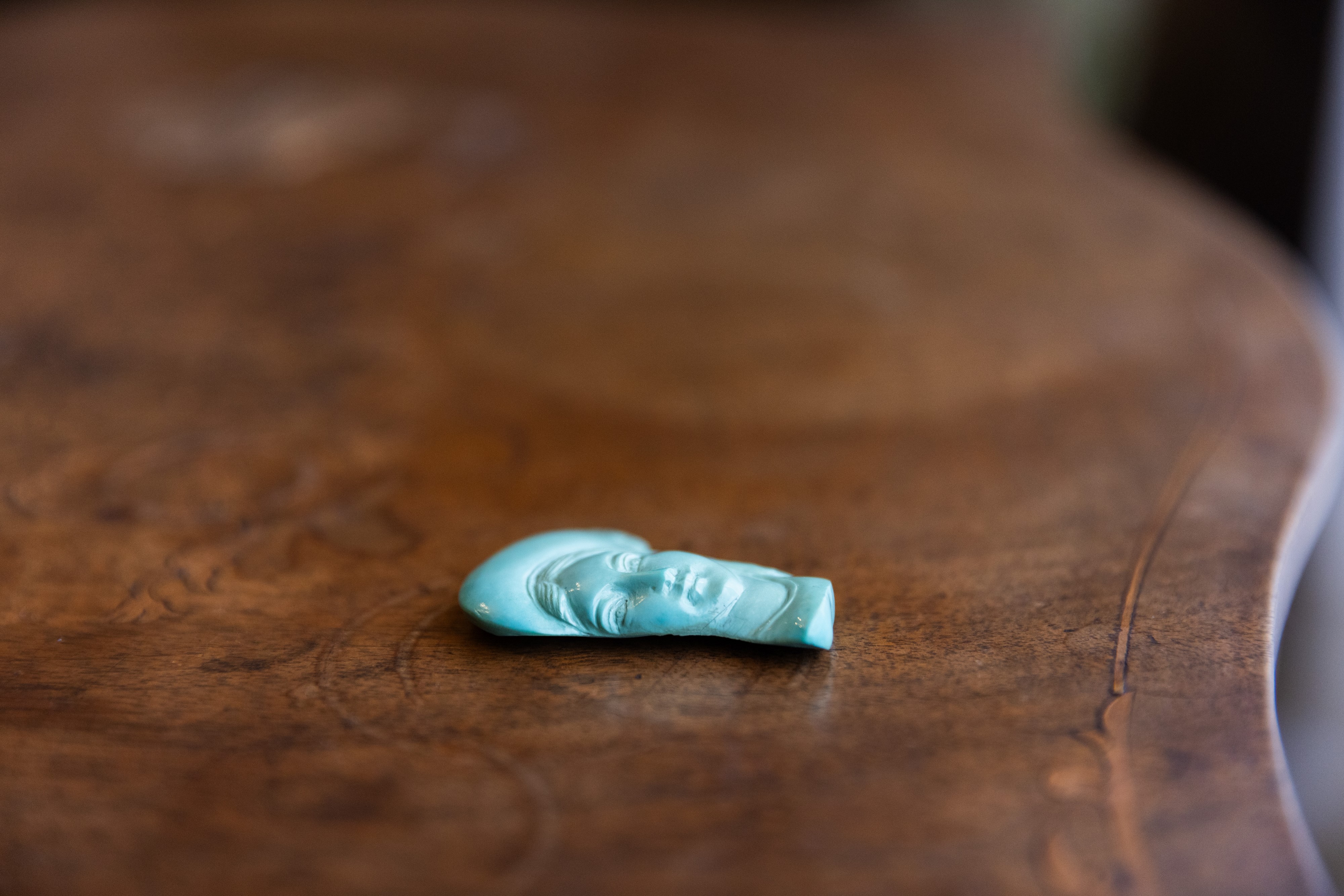 Figura di donna in turchese