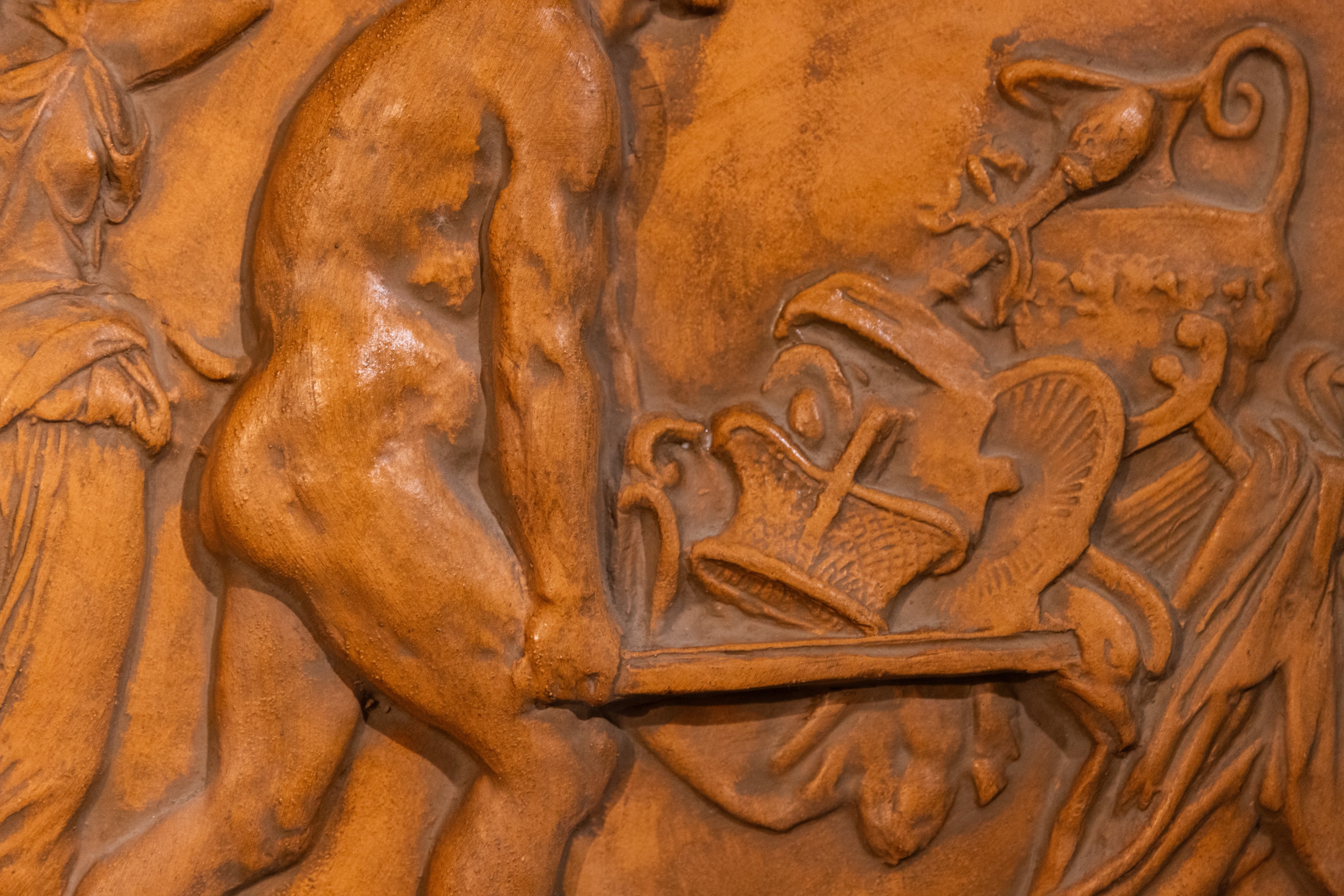 Altorilievo in cotto di Sicilia con scena neoclassica