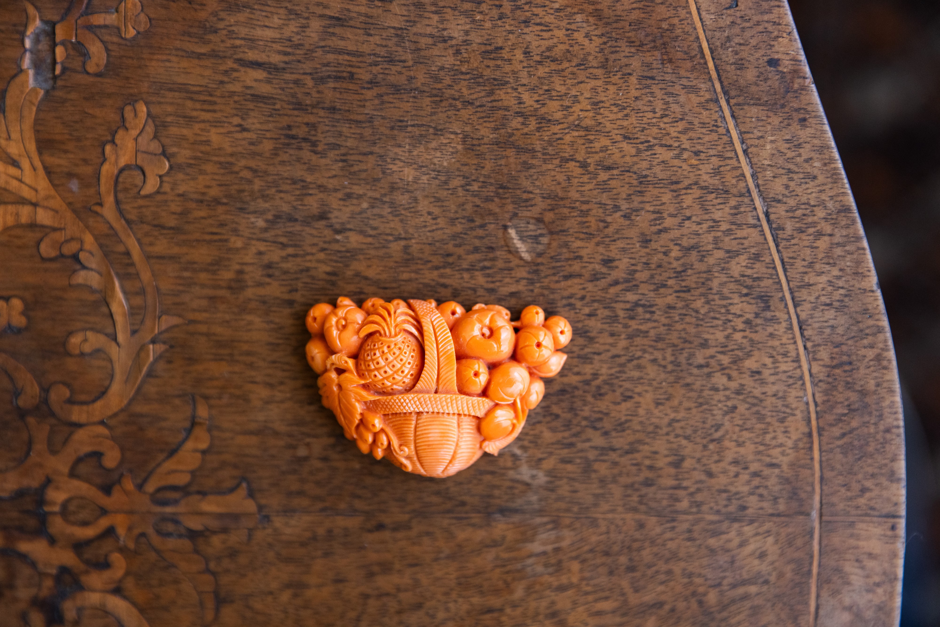 Cesto di frutta in corallo orientale