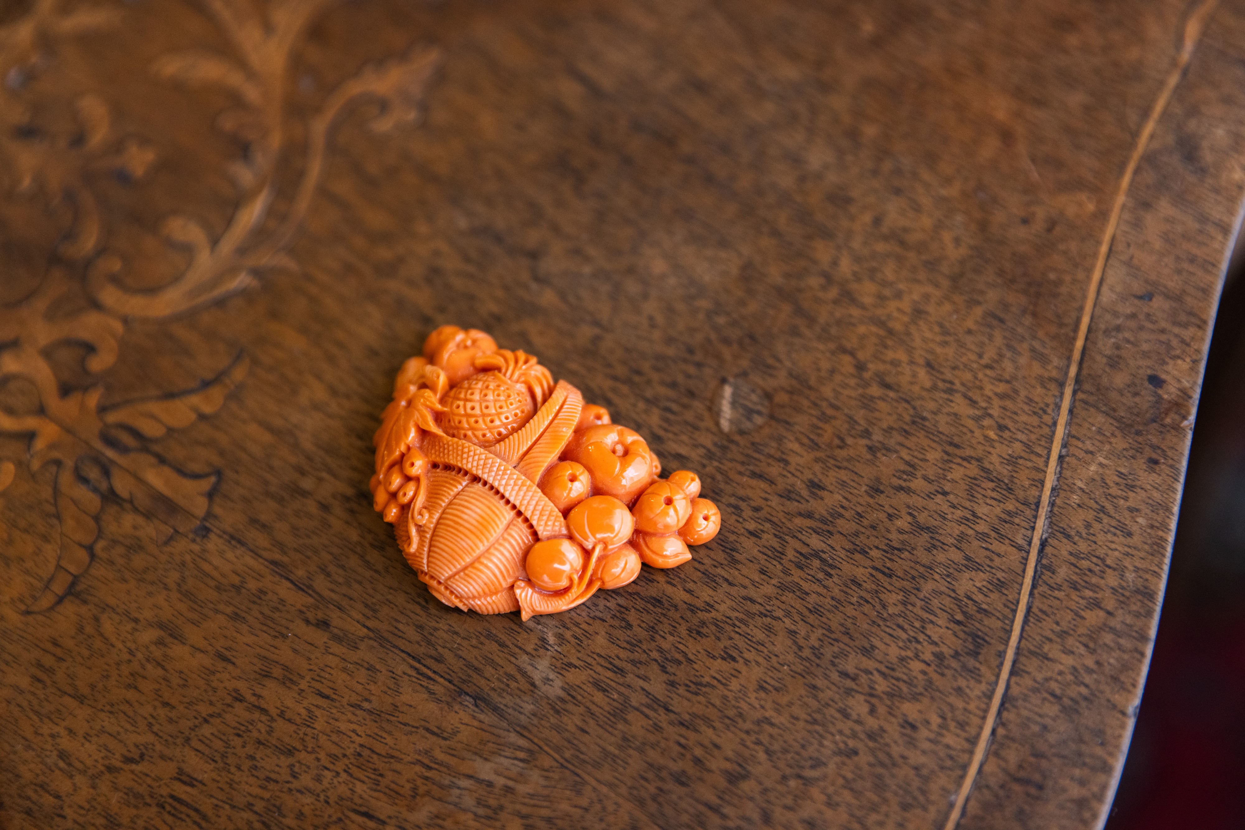 Cesto di frutta in corallo orientale