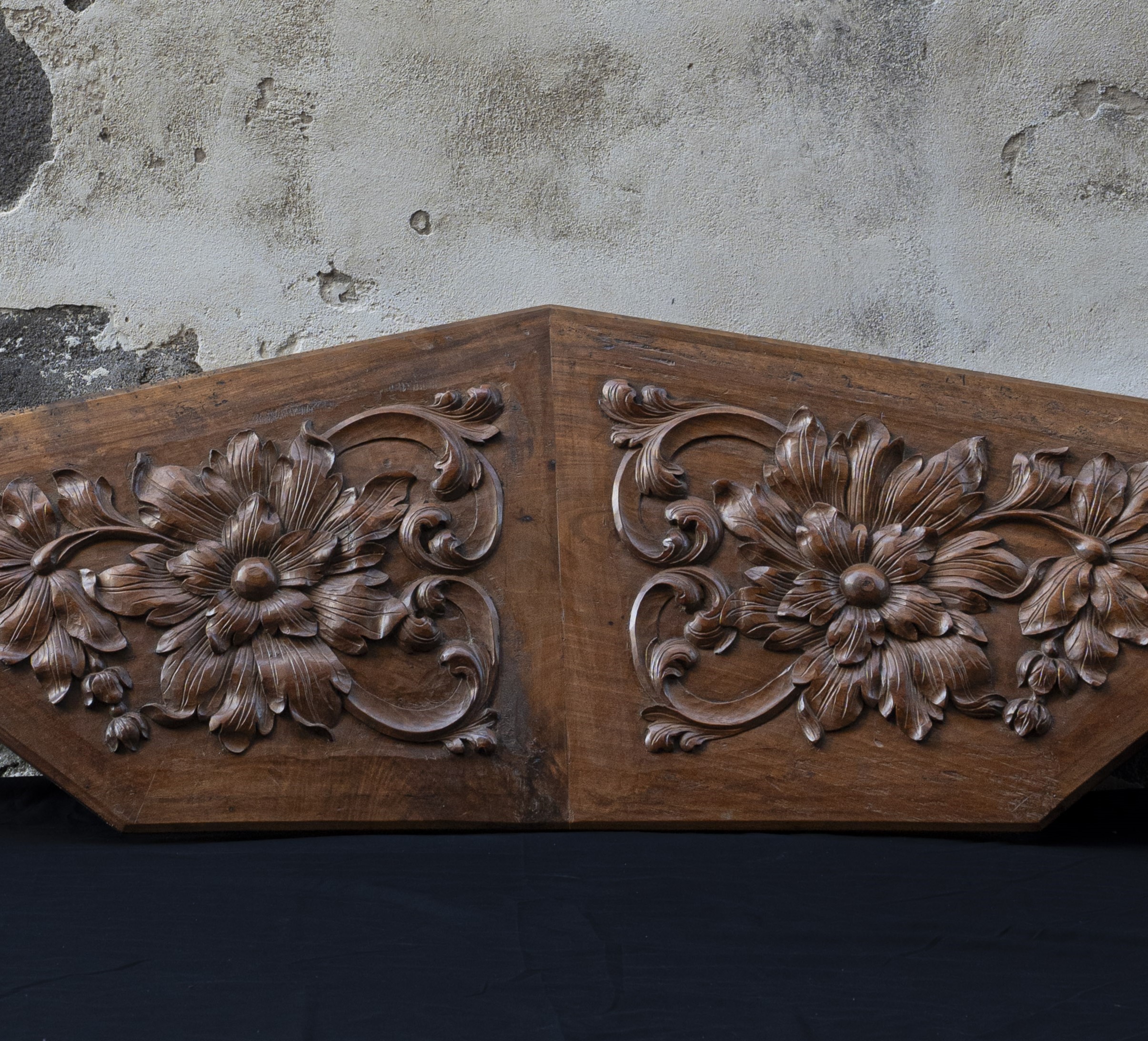 Pannello ligneo in noce con decoro fitomorfo