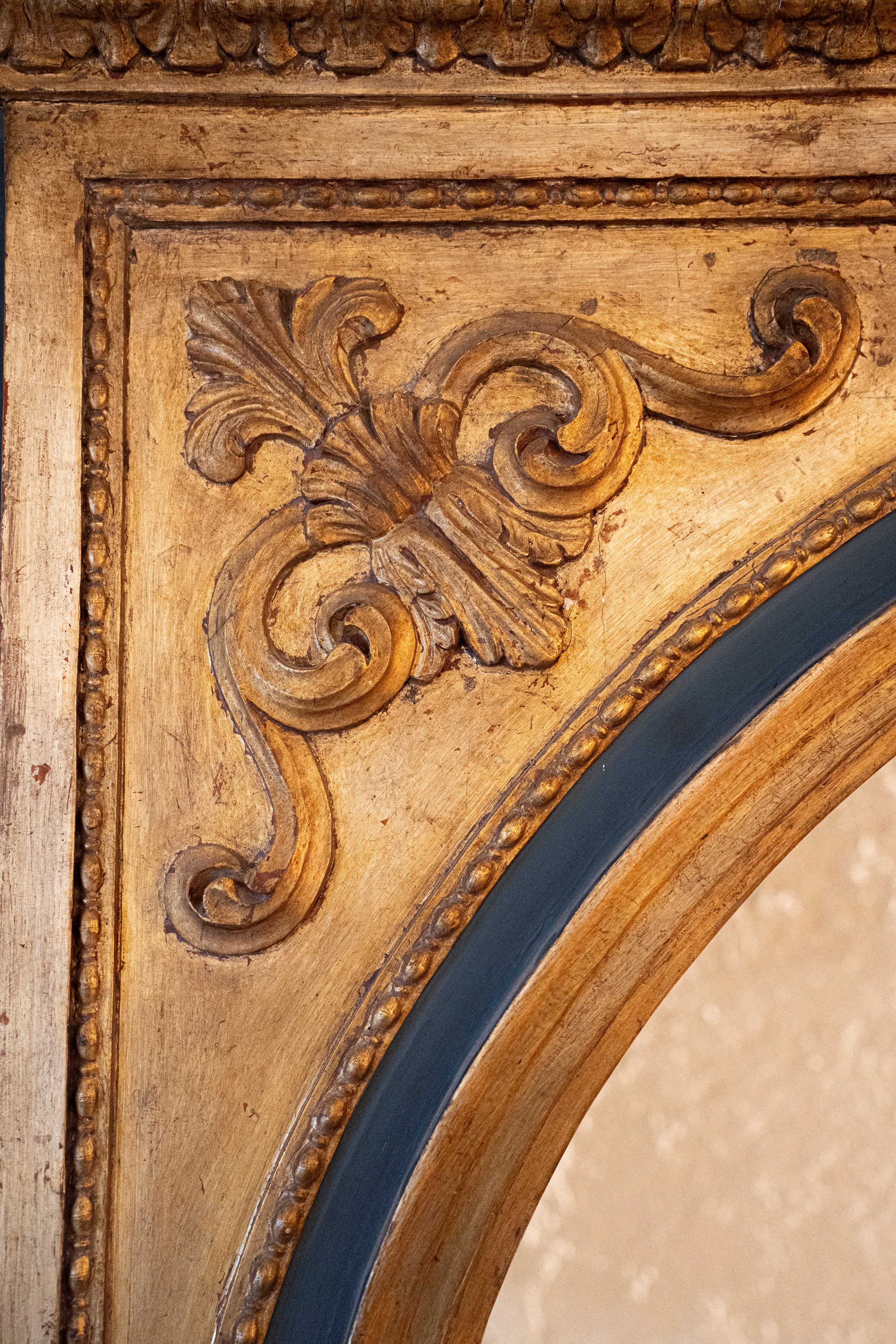 Libreria in legno laccato e dorato in stile