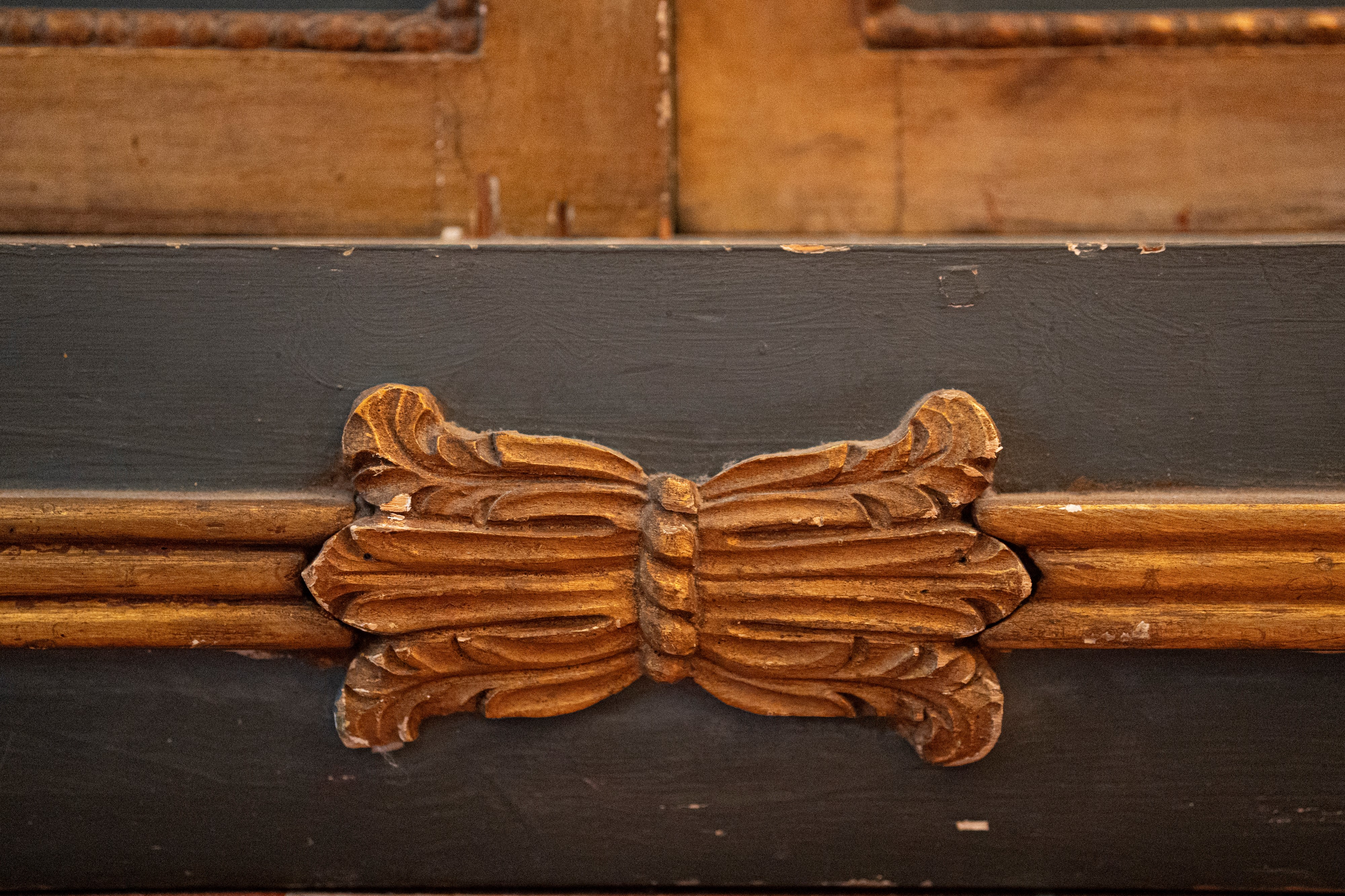 Libreria in legno laccato e dorato in stile