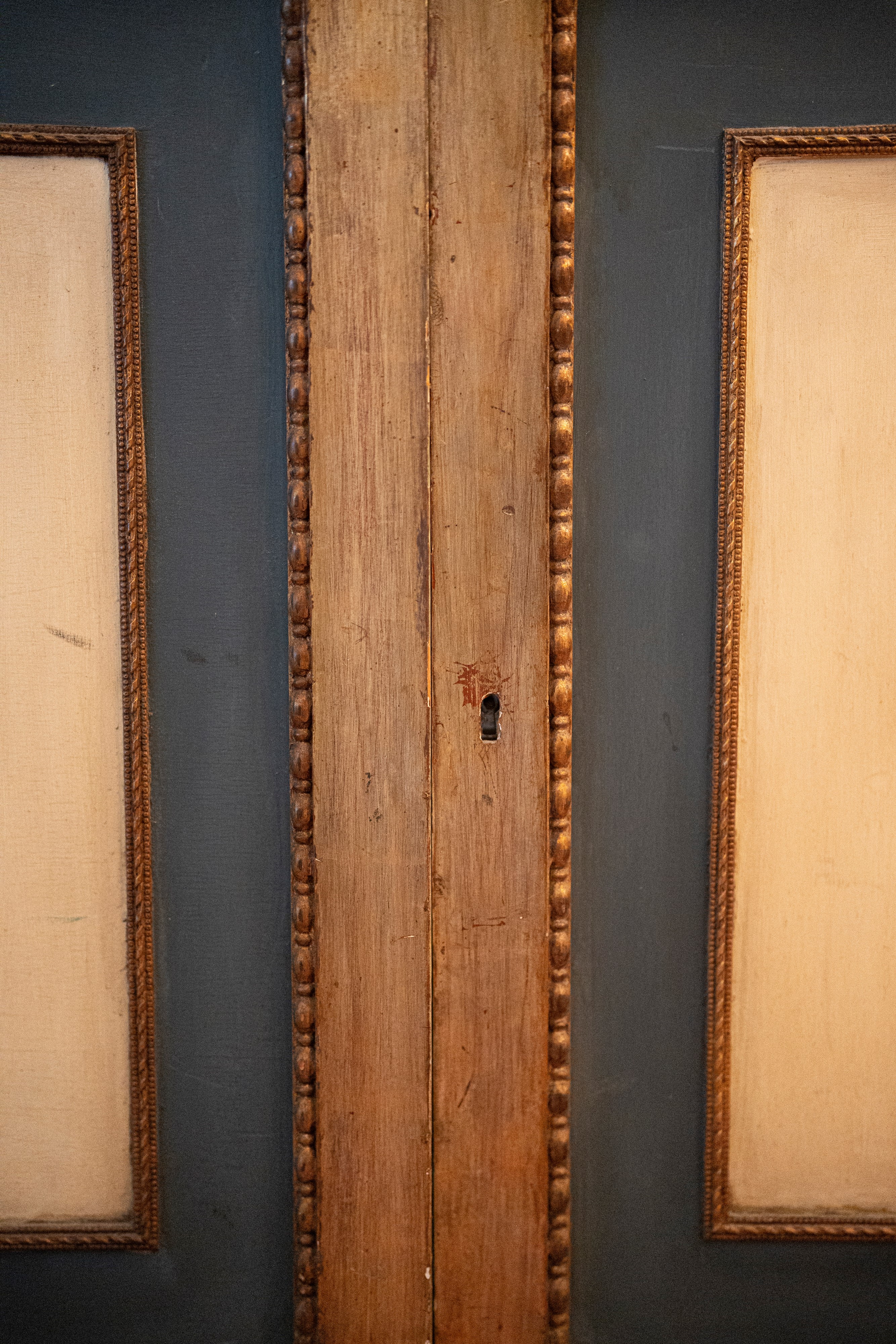 Libreria in legno laccato e dorato in stile