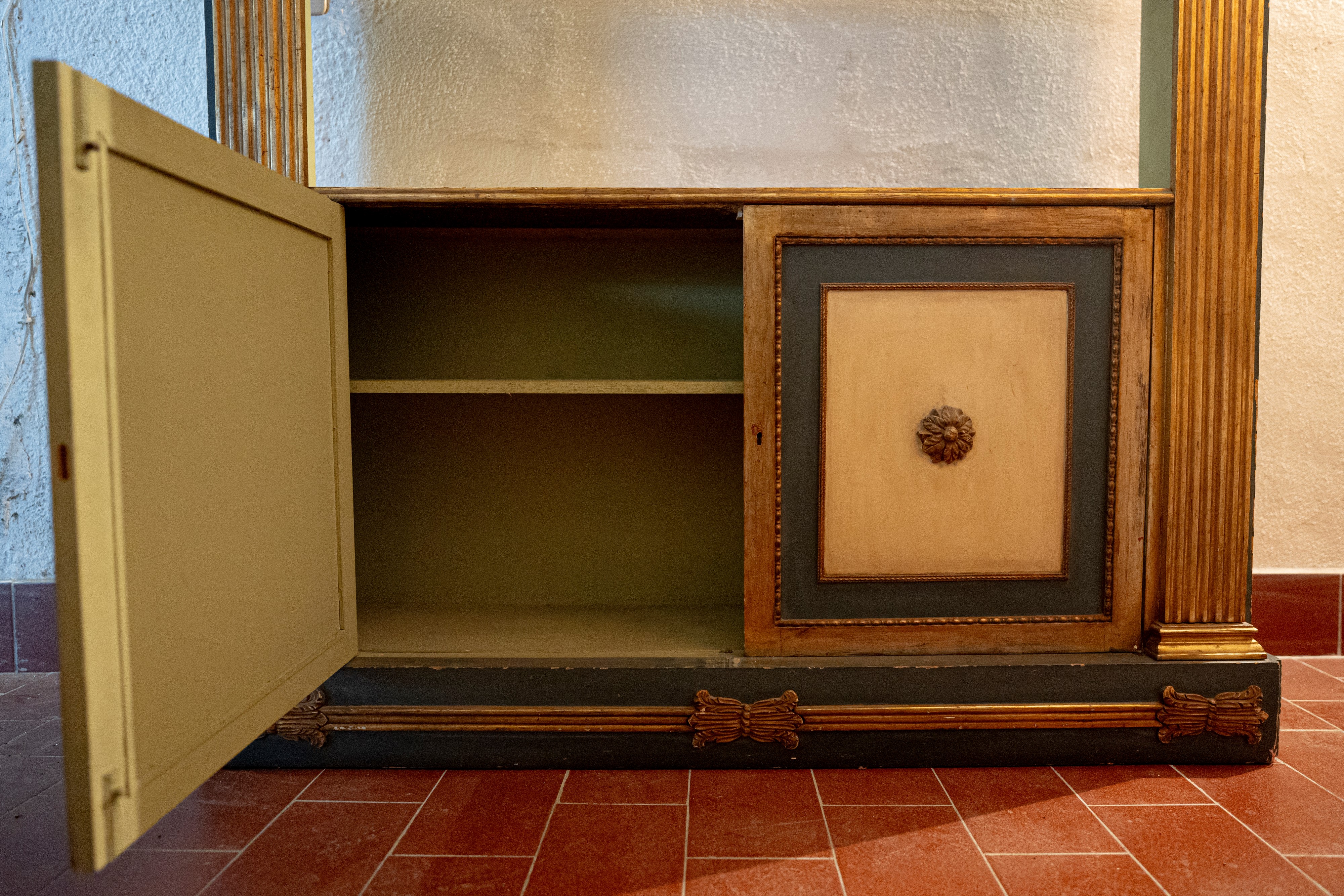 Libreria in legno laccato e dorato in stile