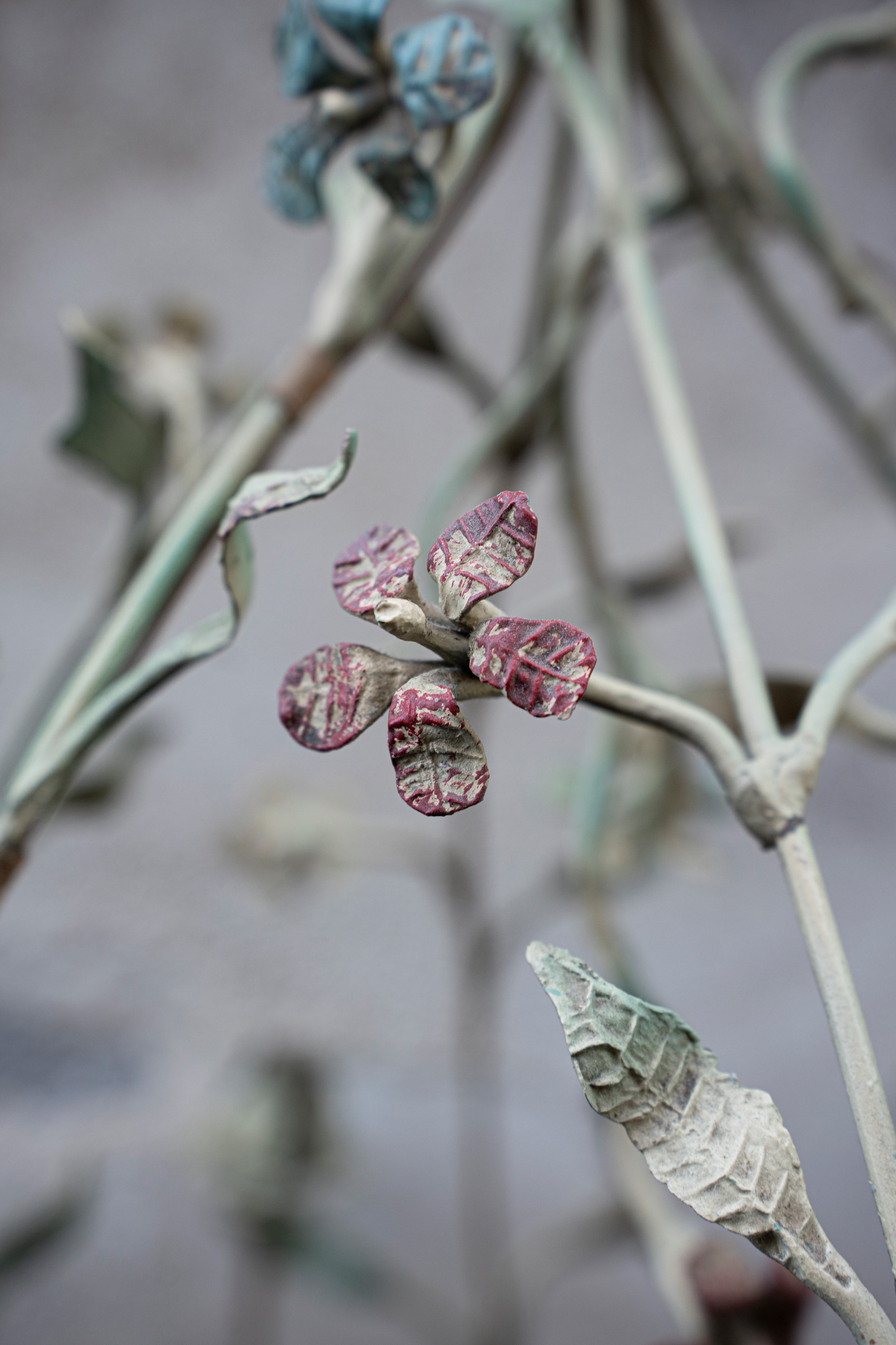 Lampadario in ferro battuto con decoro floreale