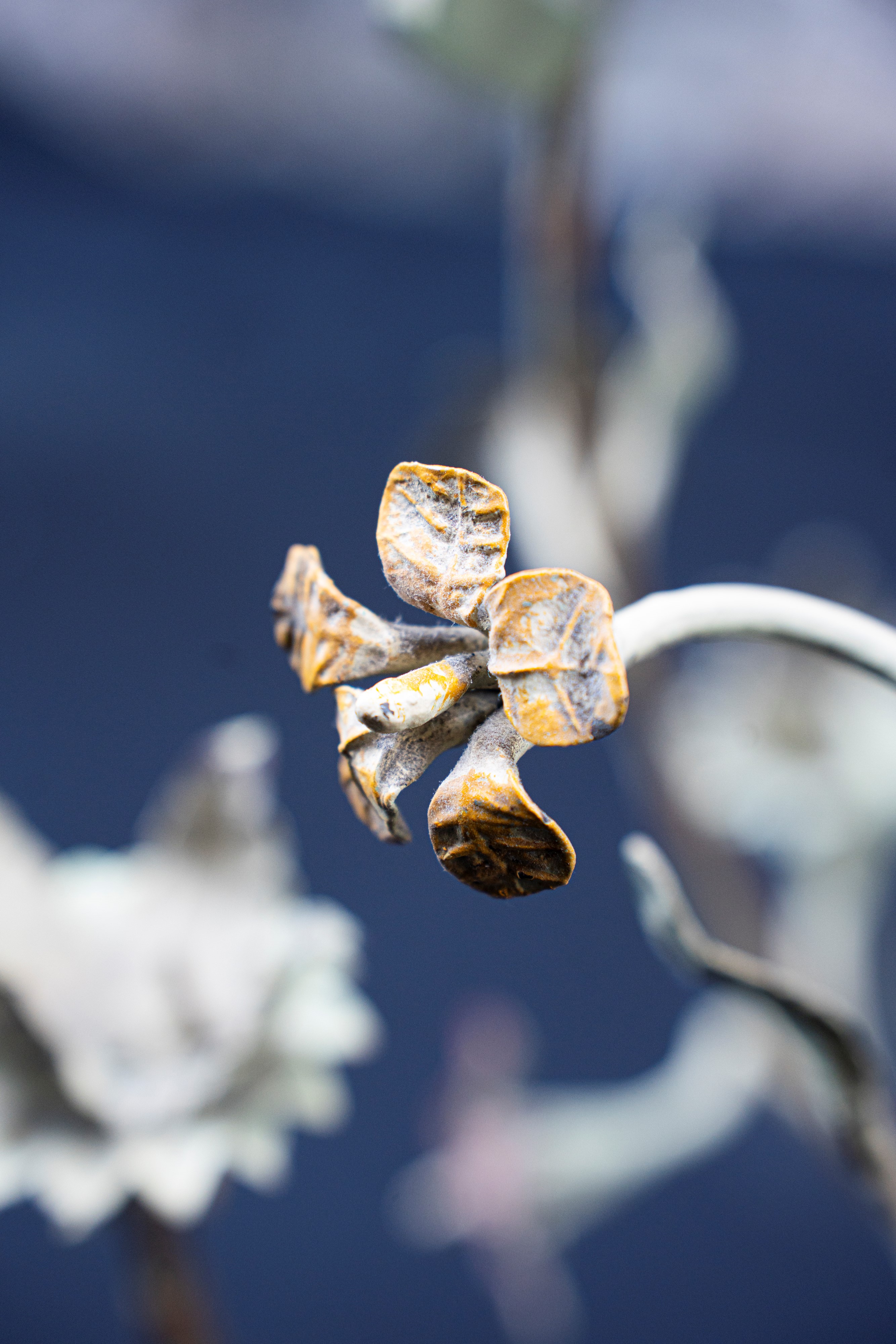 Lampadario in ferro battuto con decoro floreale