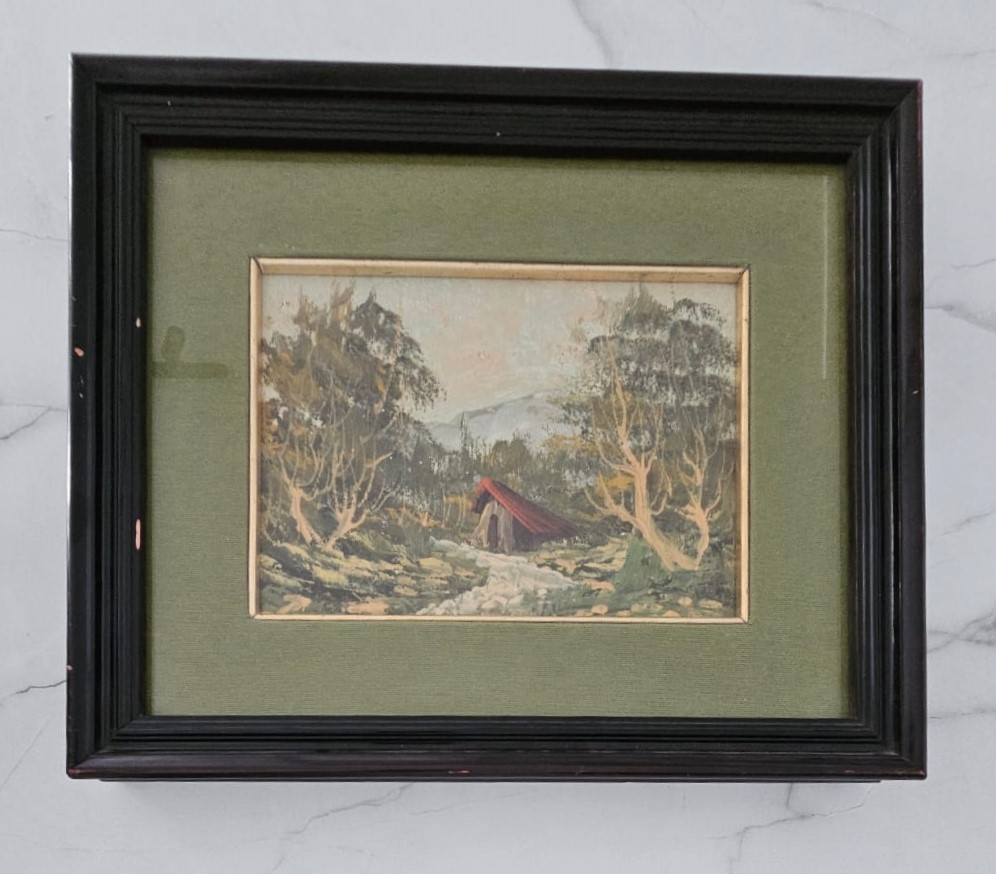 Paesaggio campestre con alberi e casa