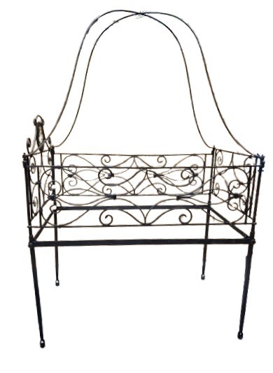 Lettino in ferro battuto con lumeggiature in oro antico e dipinto coevo su ferro