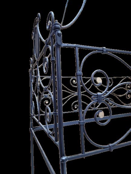 Lettino in ferro battuto con lumeggiature in oro antico e dipinto coevo su ferro