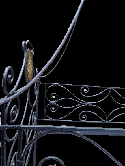 Lettino in ferro battuto con lumeggiature in oro antico e dipinto coevo su ferro