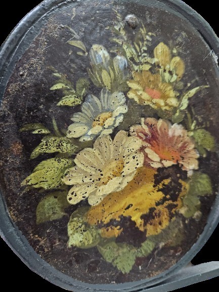 Lettino in ferro battuto con lumeggiature in oro antico e dipinto coevo su ferro