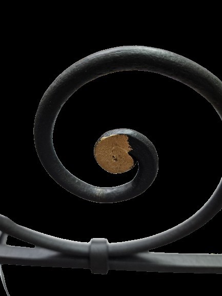 Lettino in ferro battuto con lumeggiature in oro antico e dipinto coevo su ferro