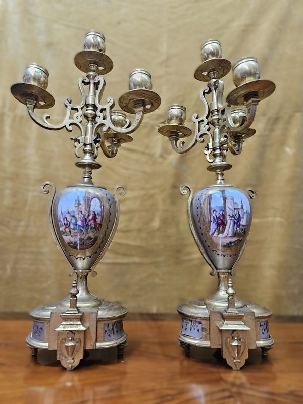 Coppia di candelabri in porcellana dipinta da ambo i lati, quattro bracci, manifattura austriaca